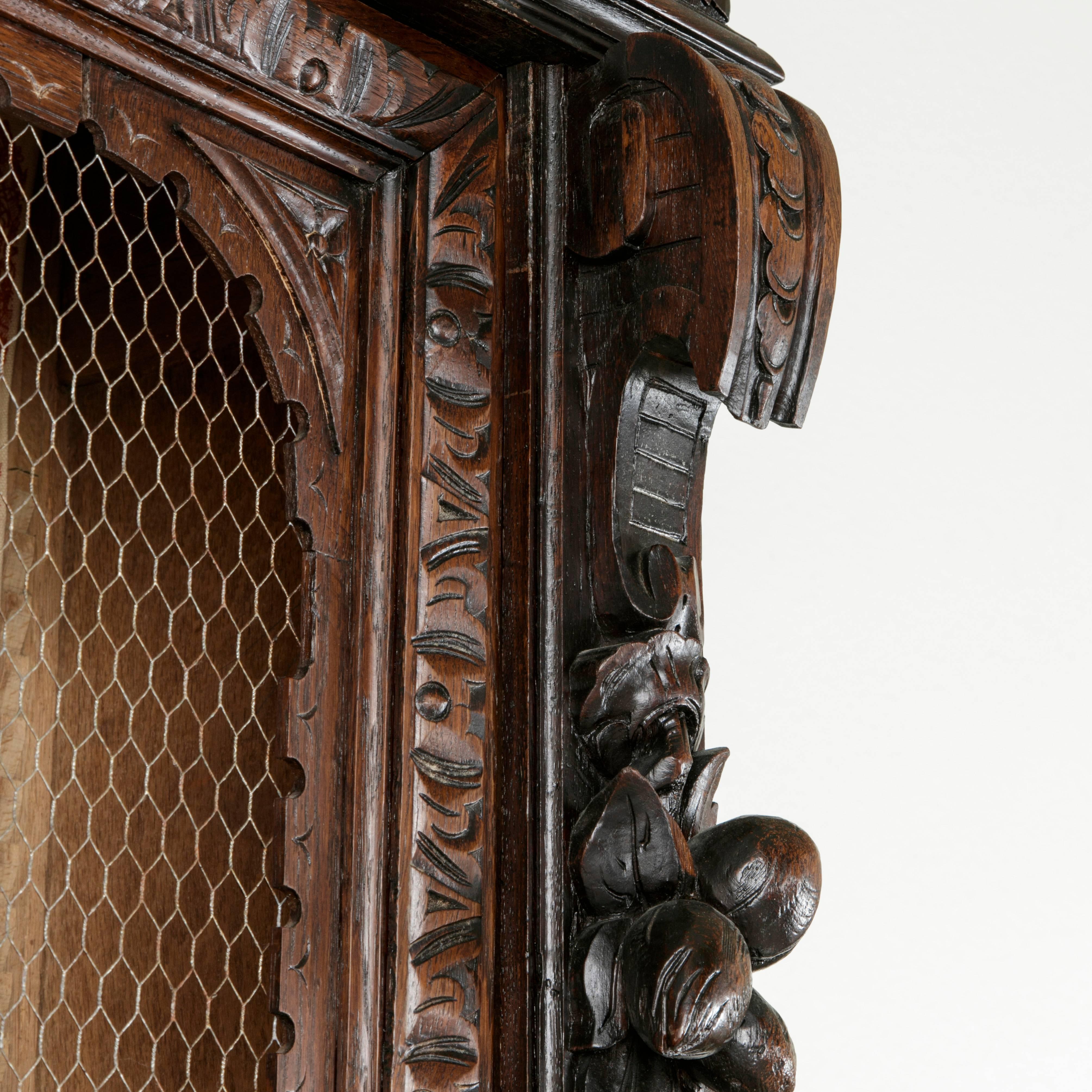 Fin du XIXe siècle Français Style Henri II Buffet Deux Corps en Oak sculpté à la main 5