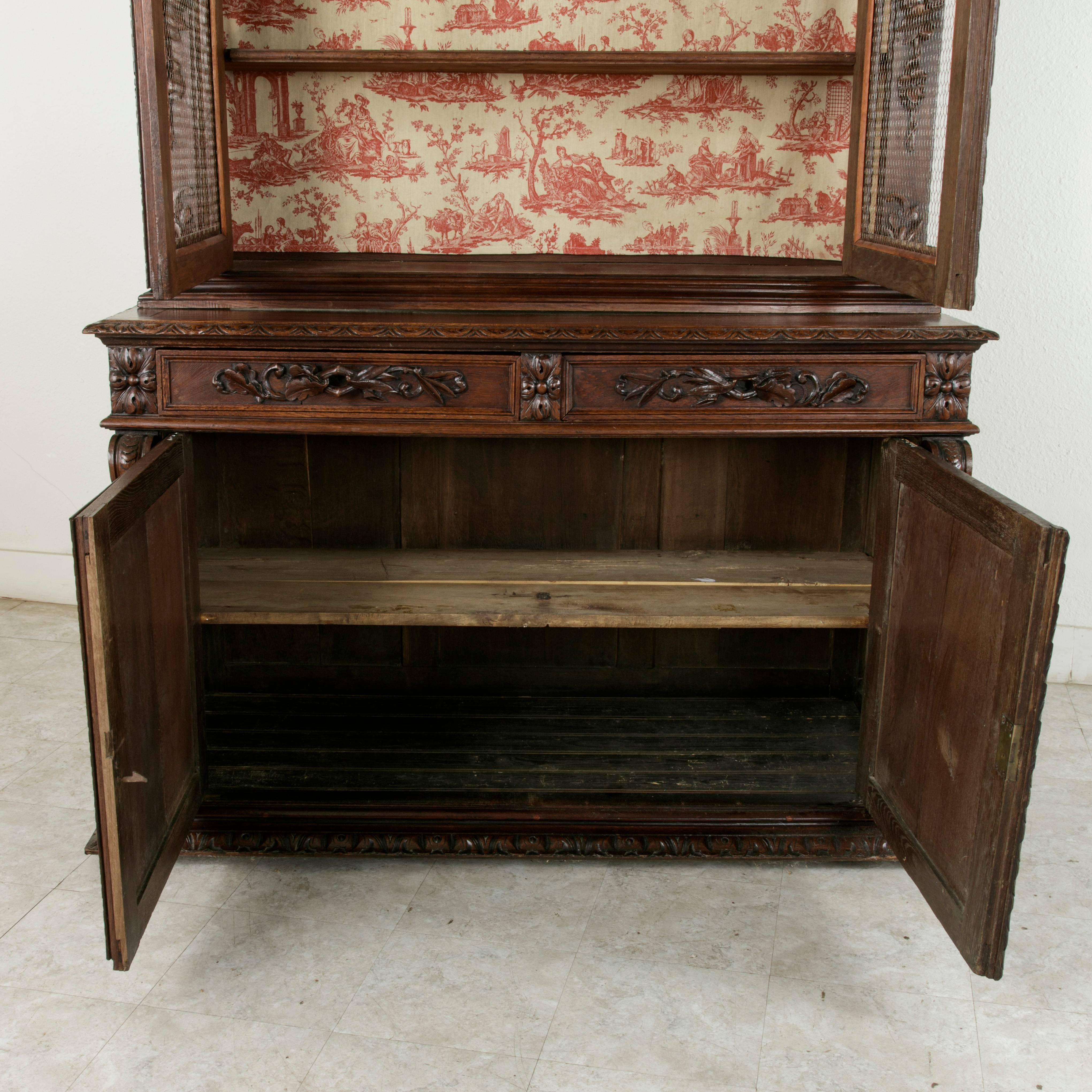 Fin du XIXe siècle Français Style Henri II Buffet Deux Corps en Oak sculpté à la main 11