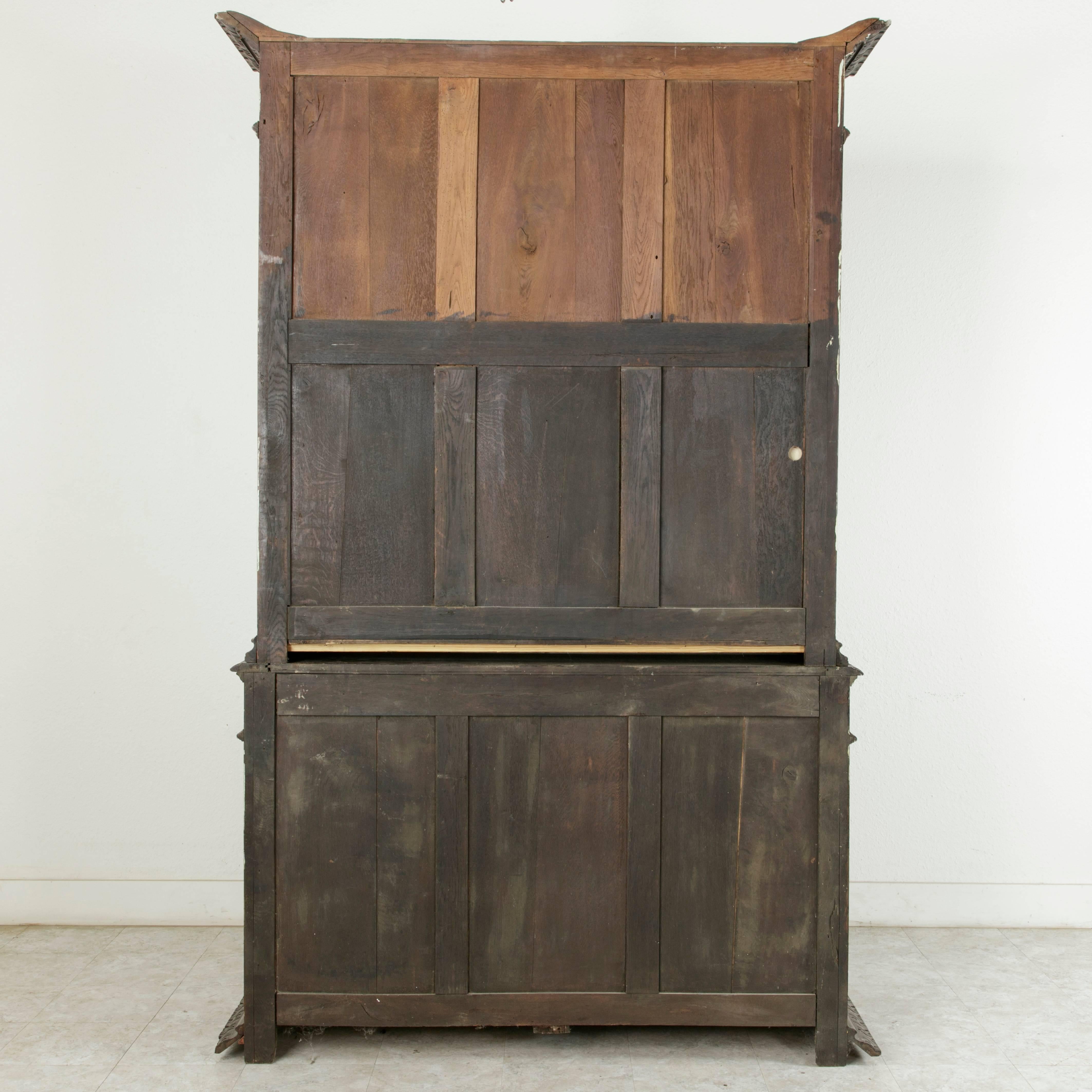 Fin du XIXe siècle Français Style Henri II Buffet Deux Corps en Oak sculpté à la main 13