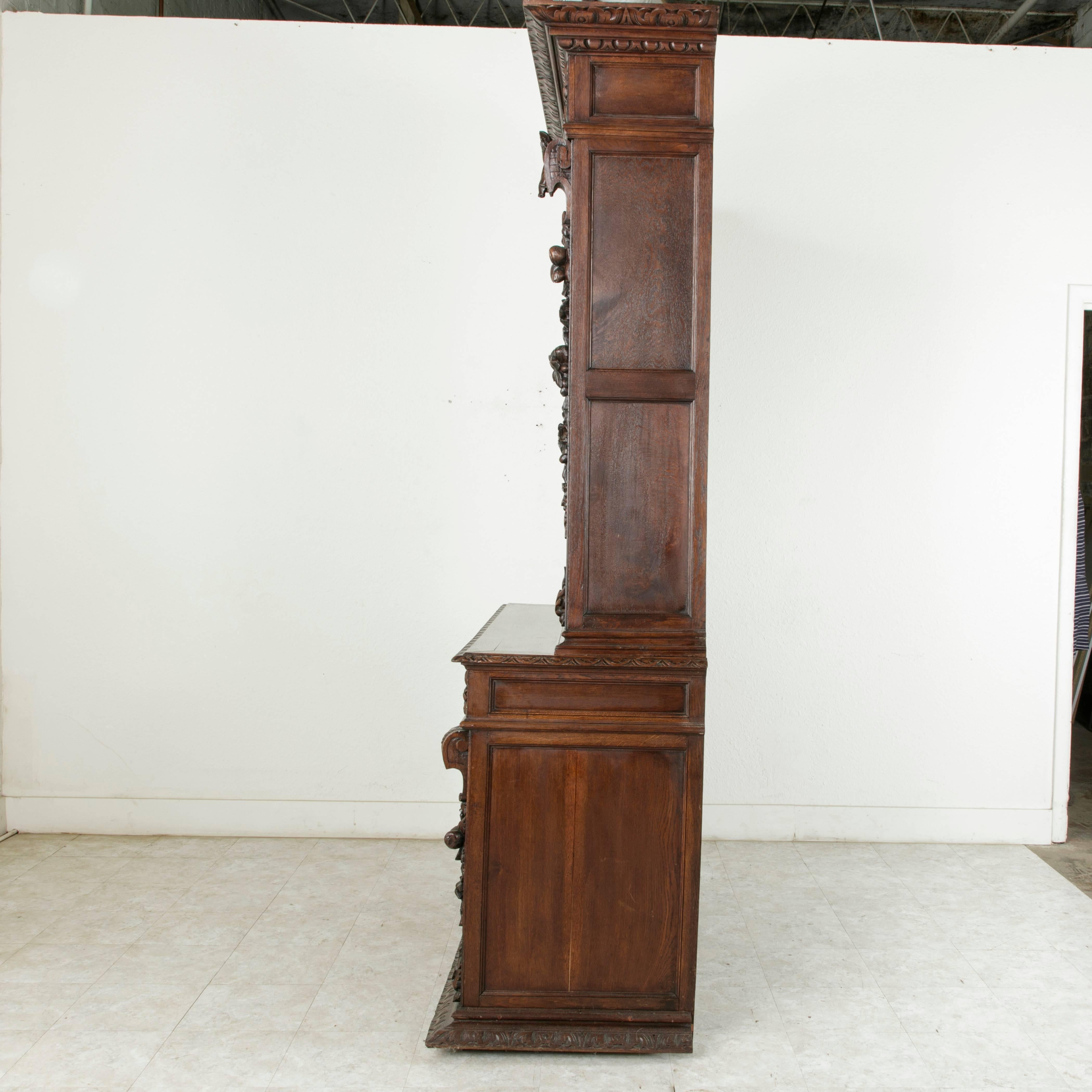 Fin du XIXe siècle Français Style Henri II Buffet Deux Corps en Oak sculpté à la main 14
