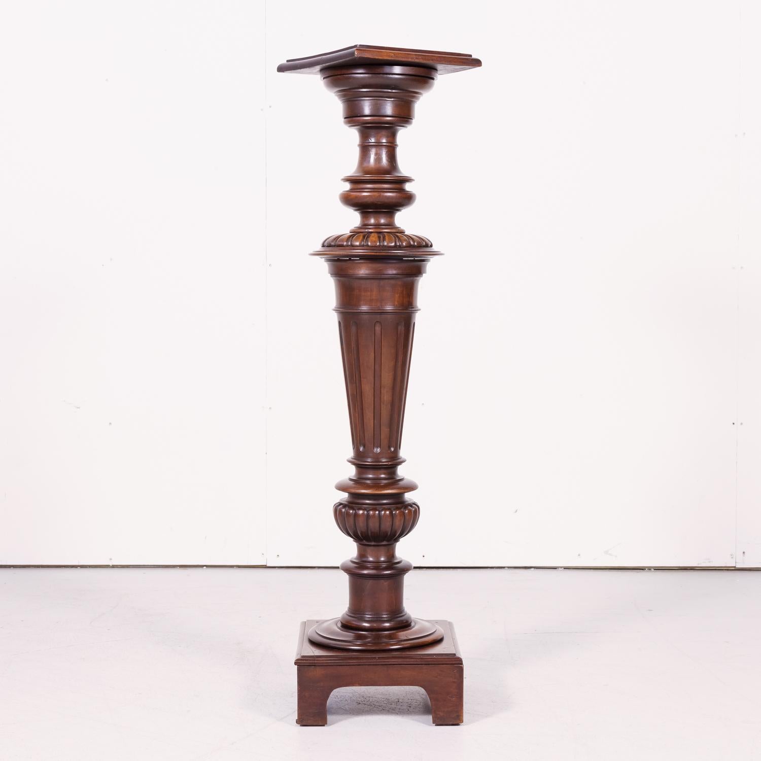 Joli piédestal de style Henri II de la fin du 19e siècle, sculpté à la main en noyer massif, avec une plaque carrée sur le dessus et un piédestal à plusieurs anneaux tournés et cannelés, fixé à une base carrée et reposant sur des pieds en console,