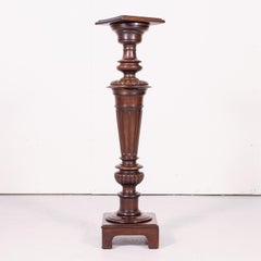 Guéridon français de la fin du XIXe siècle de style Henri II en noyer massif sculpté à la main