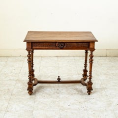 Table d'écriture ou bureau français de style Henri II, en noyer sculpté à la main, datant de la fin du XIXe siècle