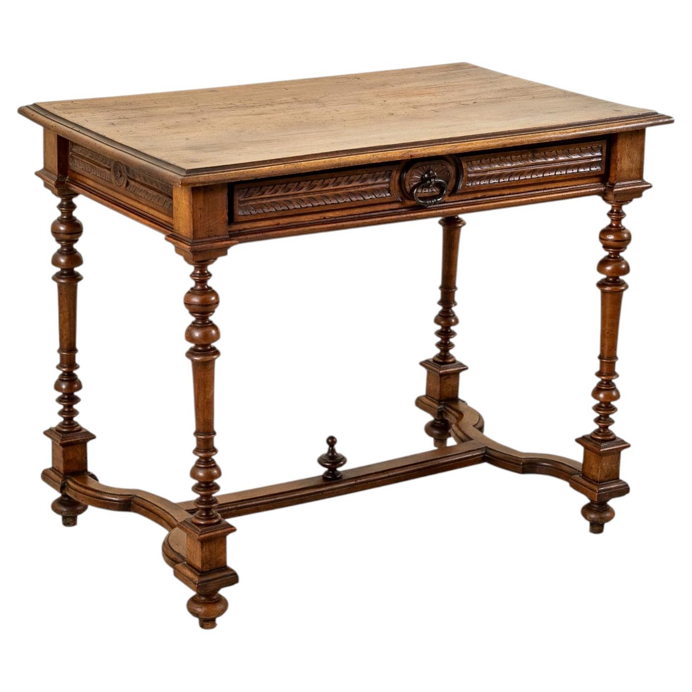 Table d'écriture ou bureau français de style Henri II, en noyer sculpté à la main, datant de la fin du XIXe siècle en vente