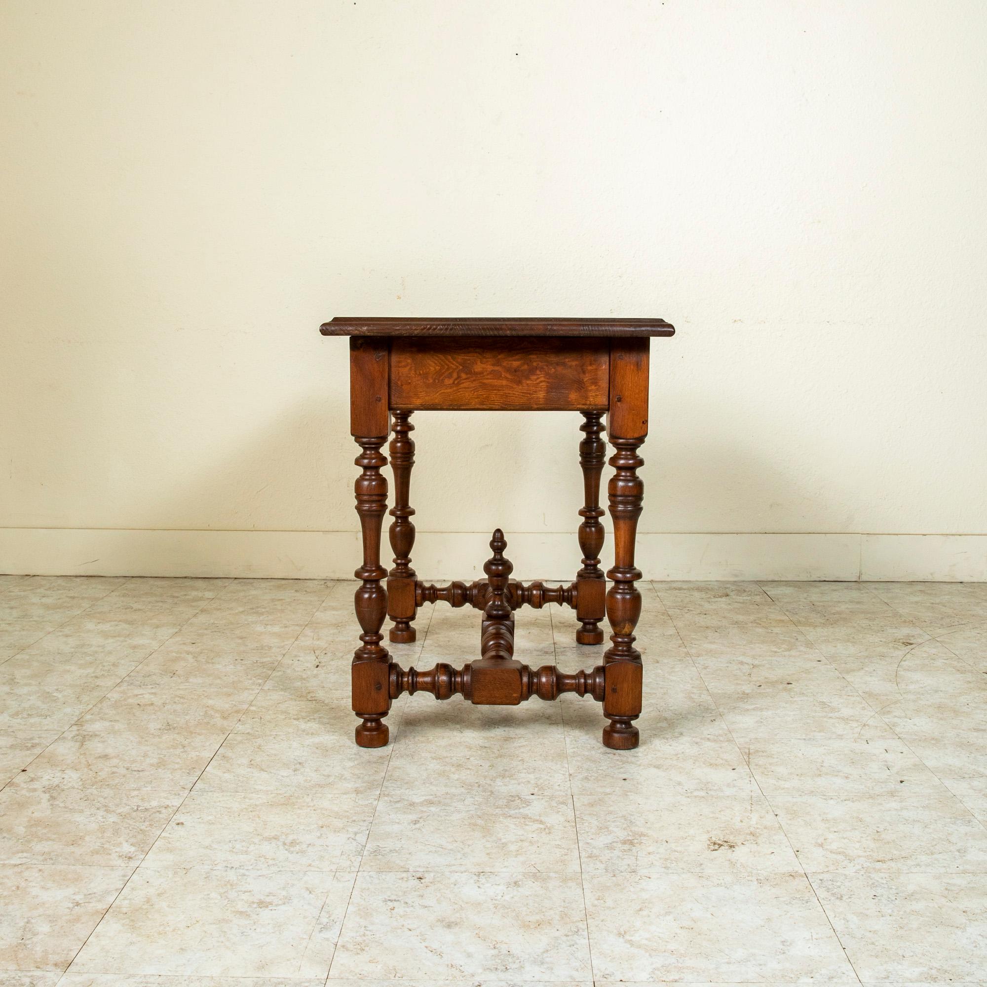 Renaissance Table à écrire ou bureau en noyer à tiroir de la fin du 19e siècle de style français Henri II en vente