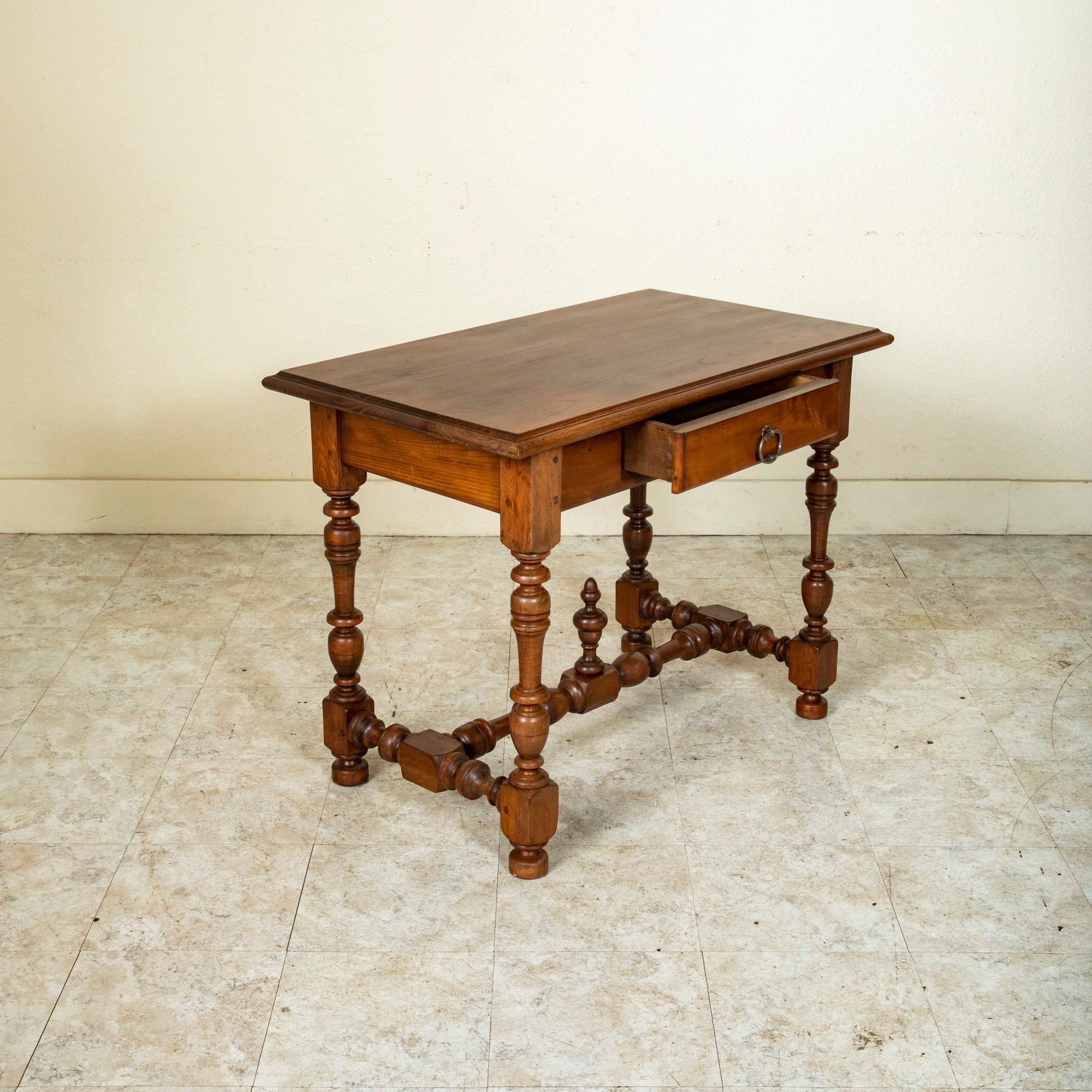 XIXe siècle Table à écrire ou bureau en noyer à tiroir de la fin du 19e siècle de style français Henri II en vente