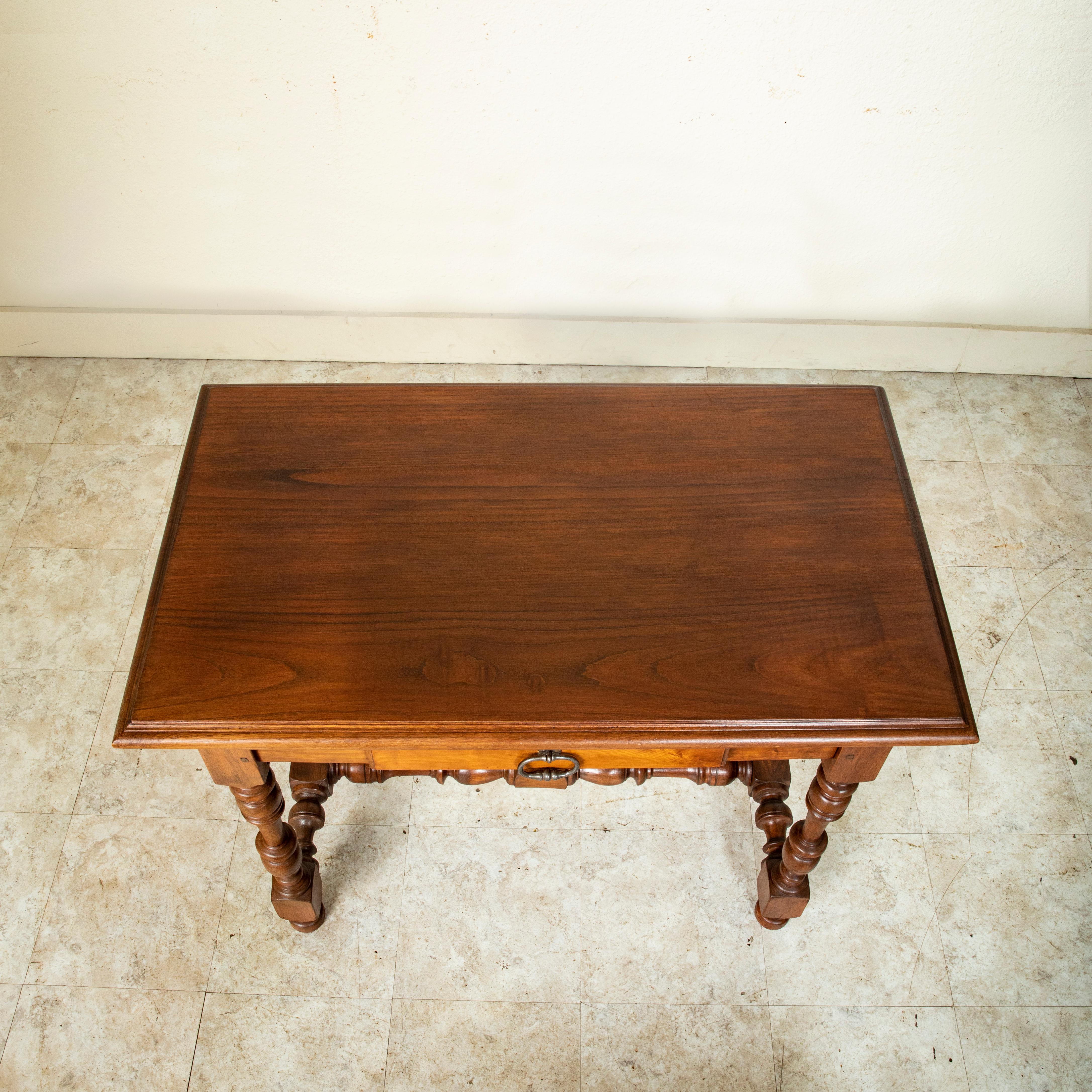 Noyer Table à écrire ou bureau en noyer à tiroir de la fin du 19e siècle de style français Henri II en vente