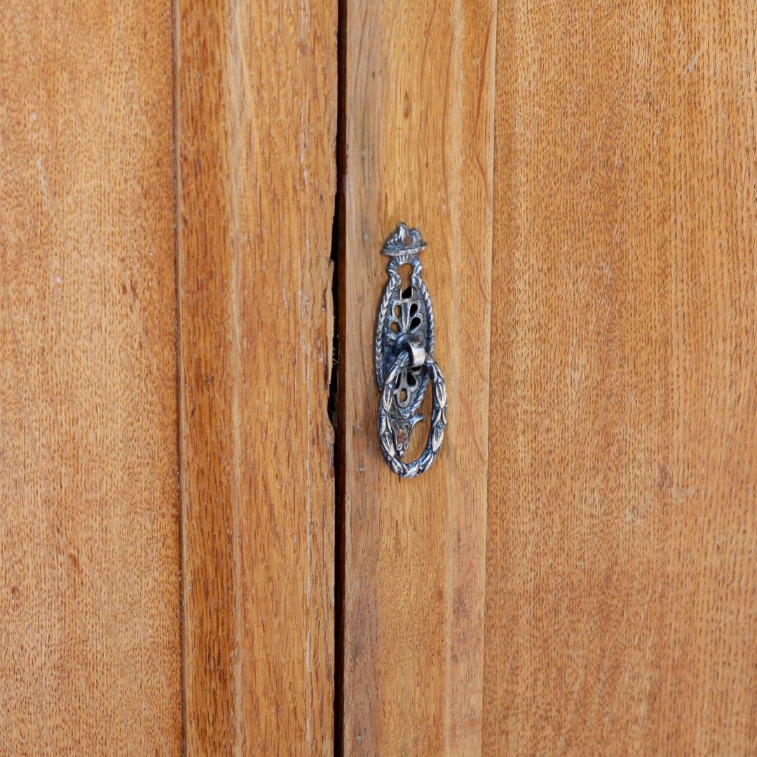 Grazie al legno invecchiato, alla ferramenta decorativa, ai dettagli intricati e alla ricca patina, questo pezzo è funzionale ed elegante. La ferramenta in peltro invecchiato aggiunge un tocco di raffinatezza, completando le tonalità calde del