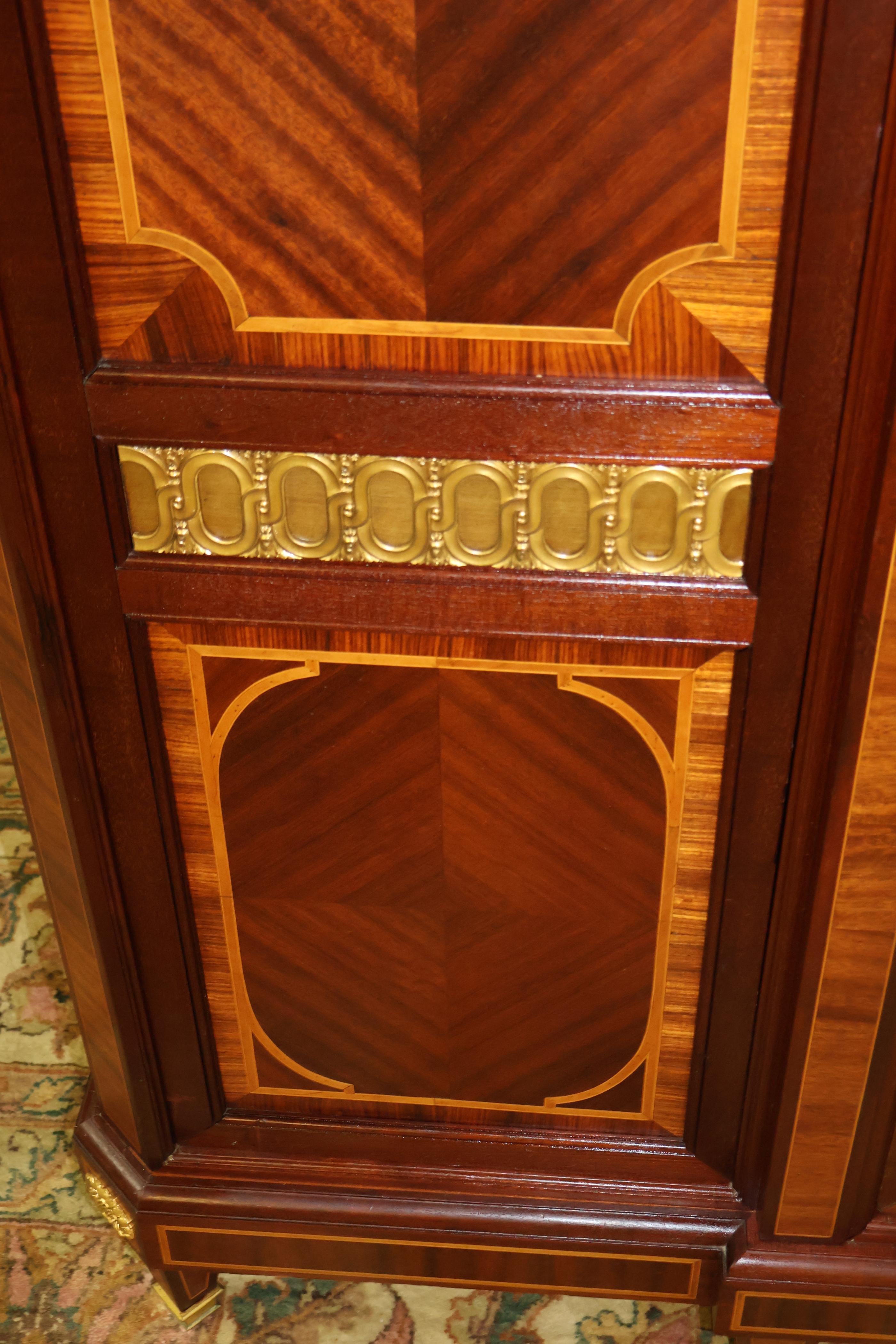 Armoire francese della fine del XIX secolo con intarsio in legno di quercia montato da Fernand Kohl in vendita 4