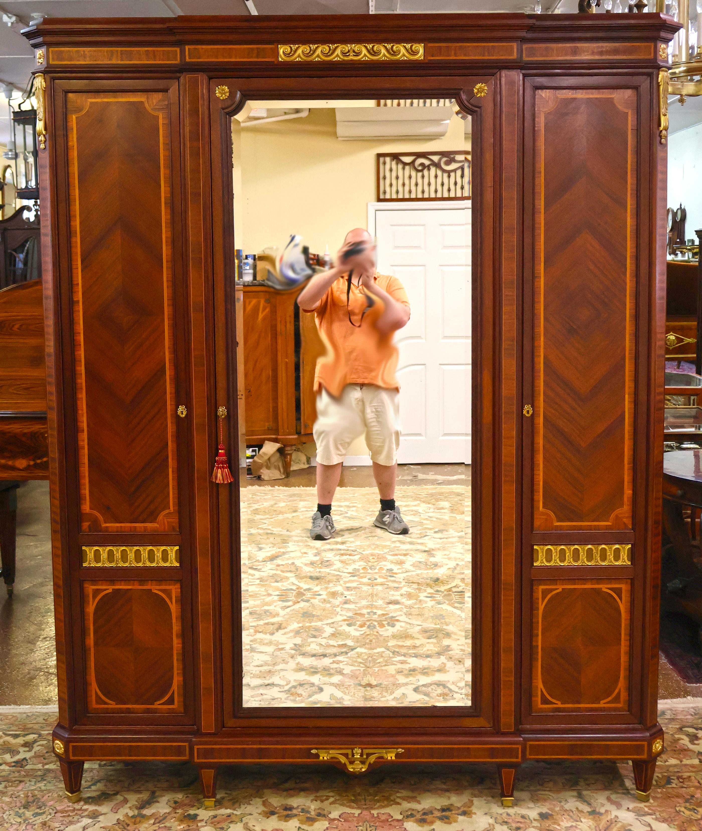 Luigi XVI Armoire francese della fine del XIX secolo con intarsio in legno di quercia montato da Fernand Kohl in vendita