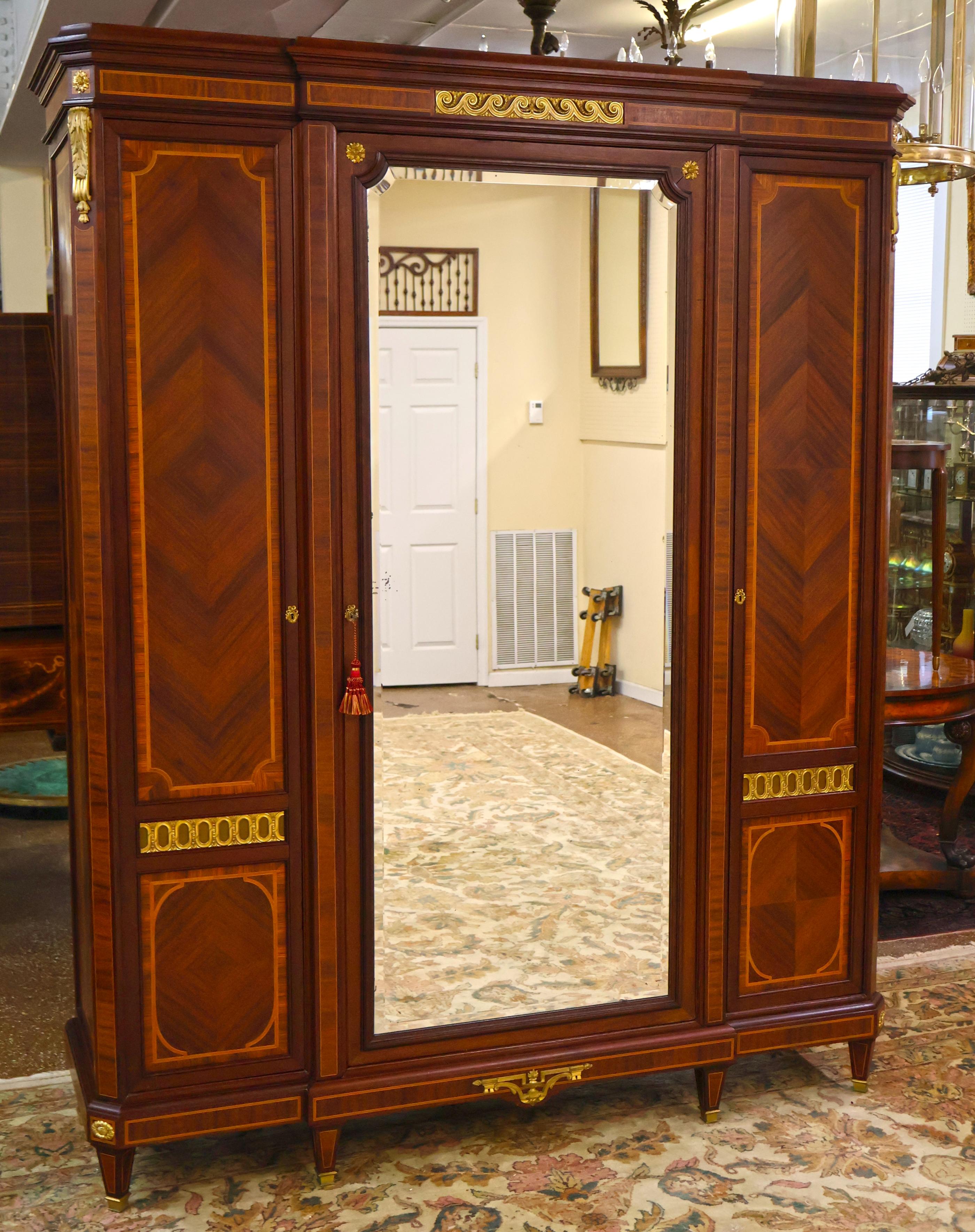 Francese Armoire francese della fine del XIX secolo con intarsio in legno di quercia montato da Fernand Kohl in vendita