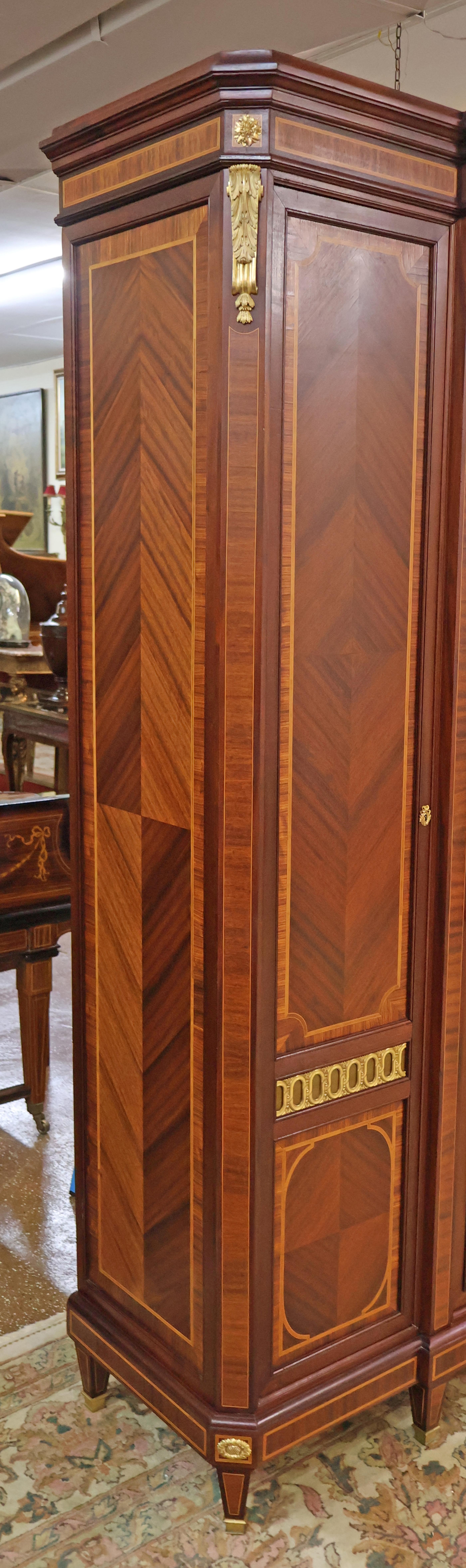 Armoire francese della fine del XIX secolo con intarsio in legno di quercia montato da Fernand Kohl In condizioni buone in vendita a Long Branch, NJ