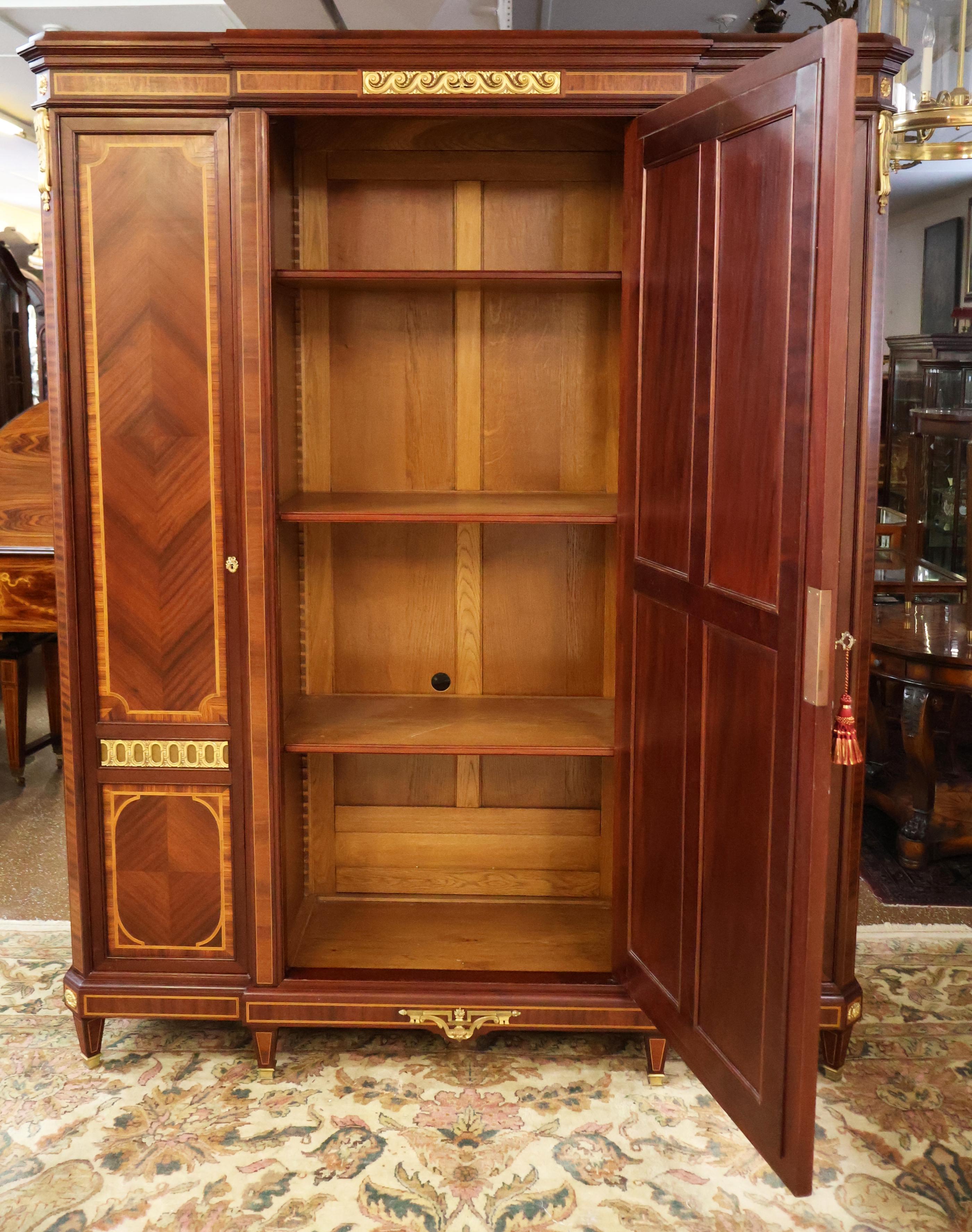 Armoire francese della fine del XIX secolo con intarsio in legno di quercia montato da Fernand Kohl in vendita 1