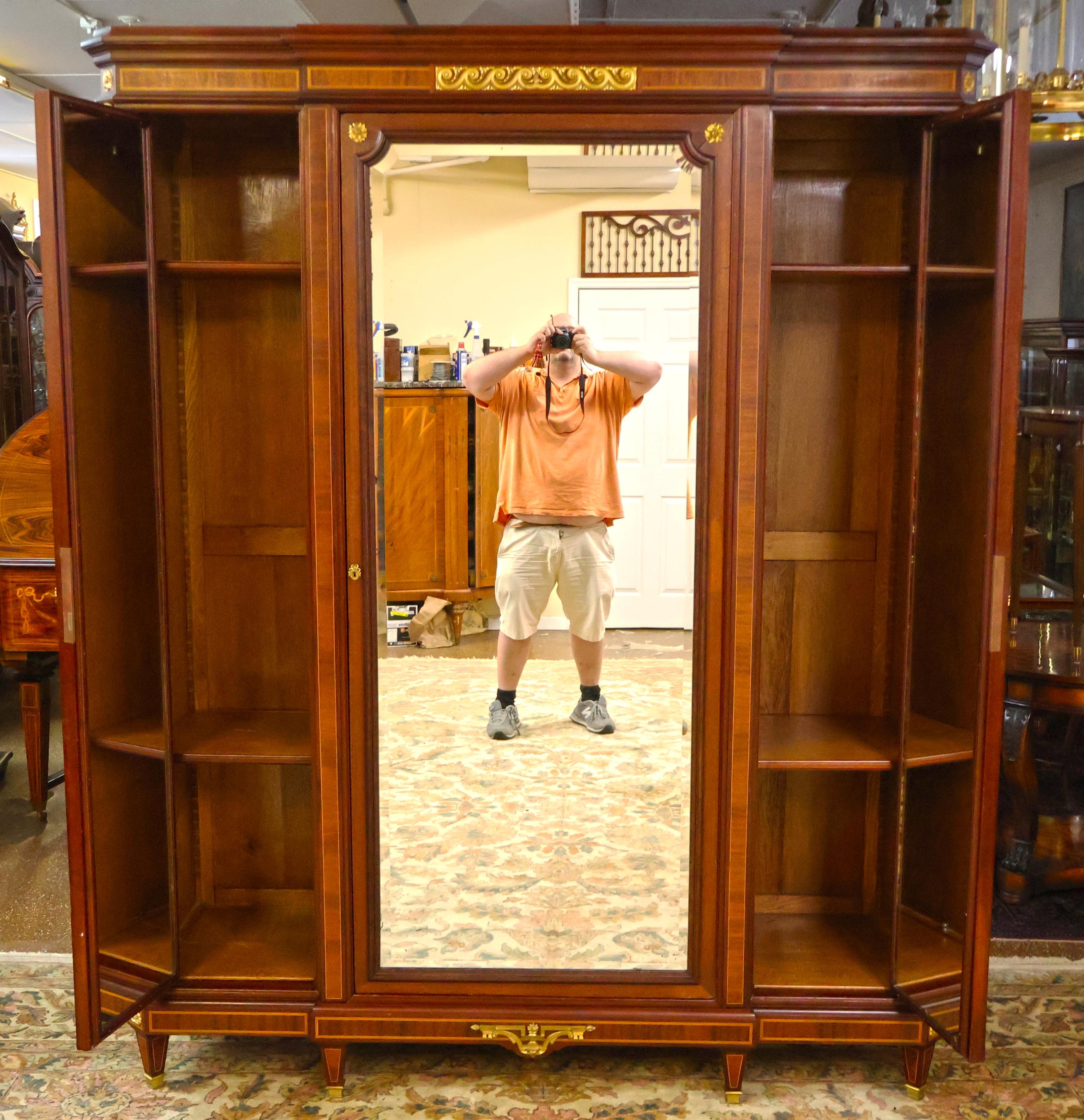 Armoire francese della fine del XIX secolo con intarsio in legno di quercia montato da Fernand Kohl in vendita 2