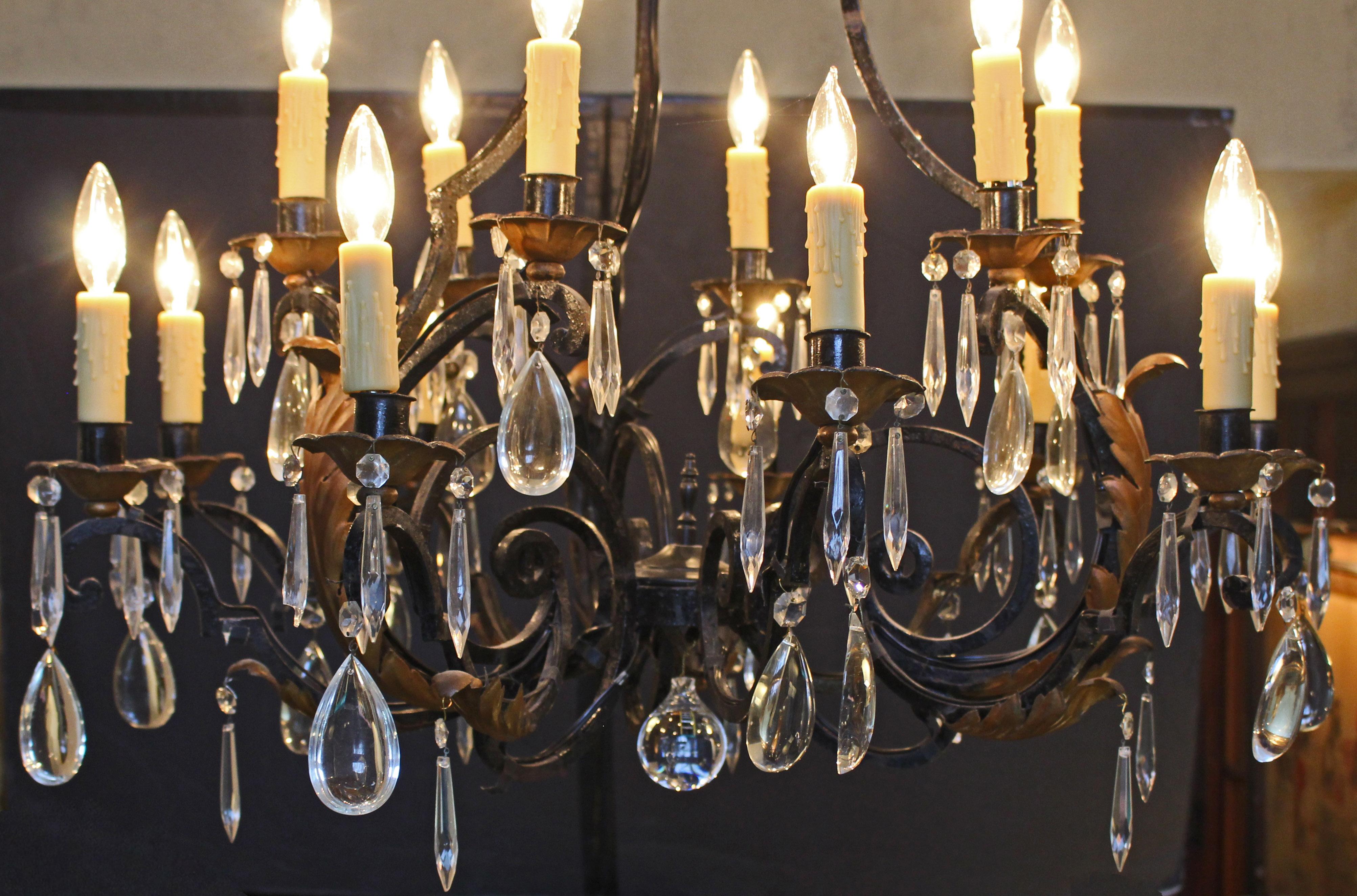 Französischer 15-Licht-Kronleuchter aus Eisen und Kristall des späten 19. 2 Etagen in einer ungewöhnlichen Konfiguration, die sich von einem engen Körper zu einer sehr leichten offenen Spitze bewegt. Das schwarze Eisen wird durch dunkel vergoldete
