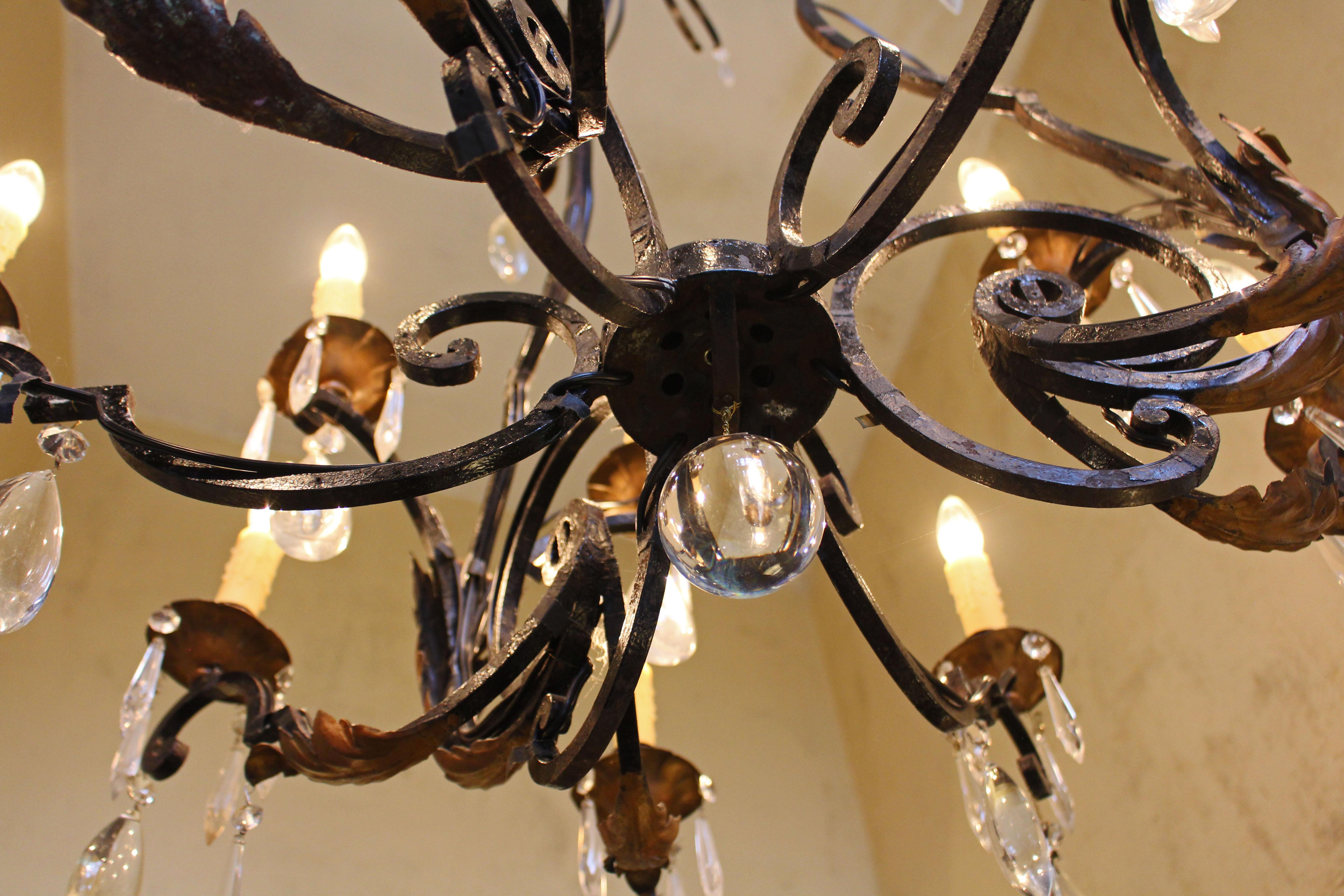 Spätes 19. Jahrhundert Französisch Eisen & Kristall 15-Licht-Kronleuchter im Zustand „Gut“ im Angebot in Chapel Hill, NC