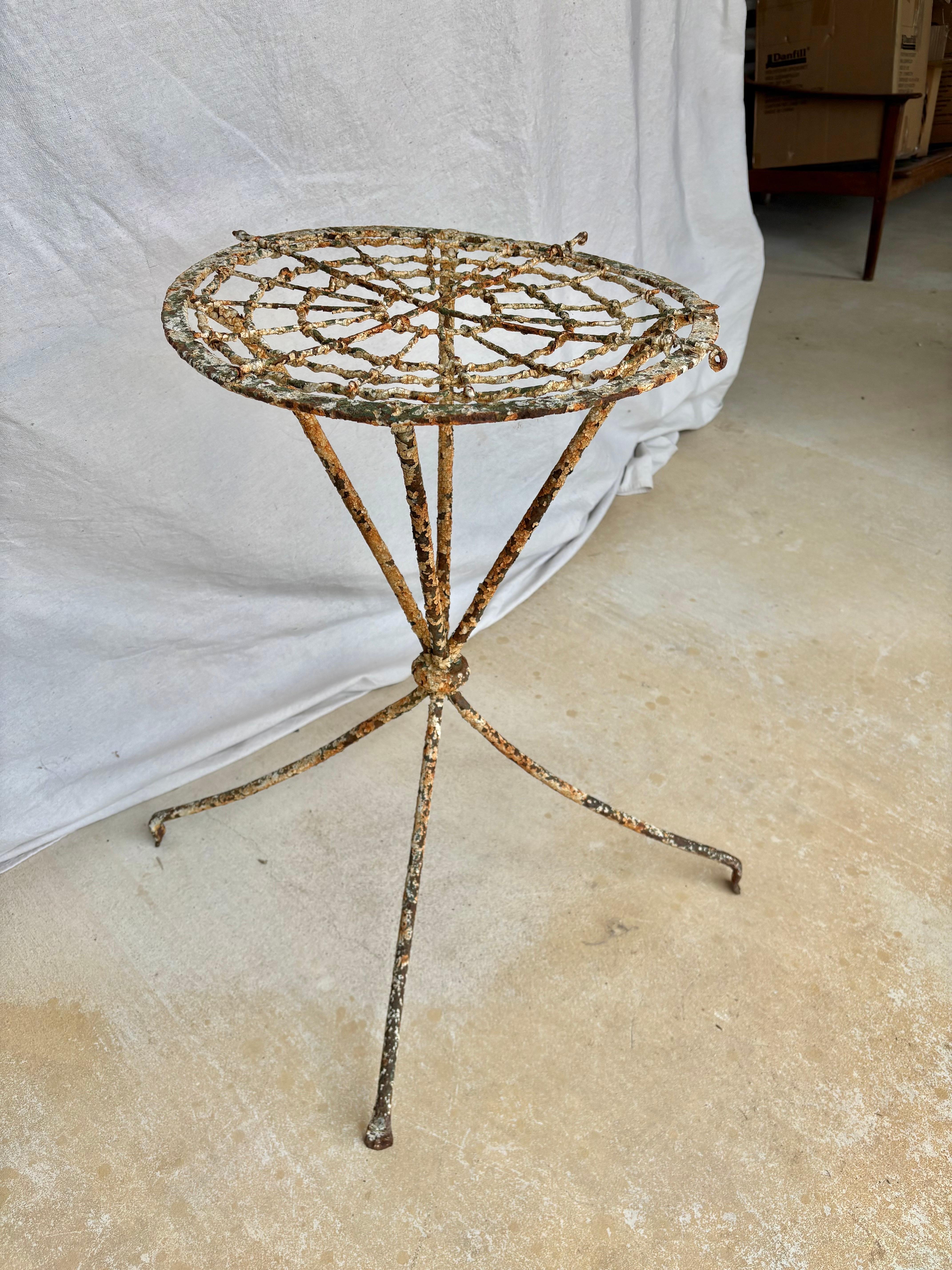 Table de jardin en fer de la fin du XIXe siècle en vente 8