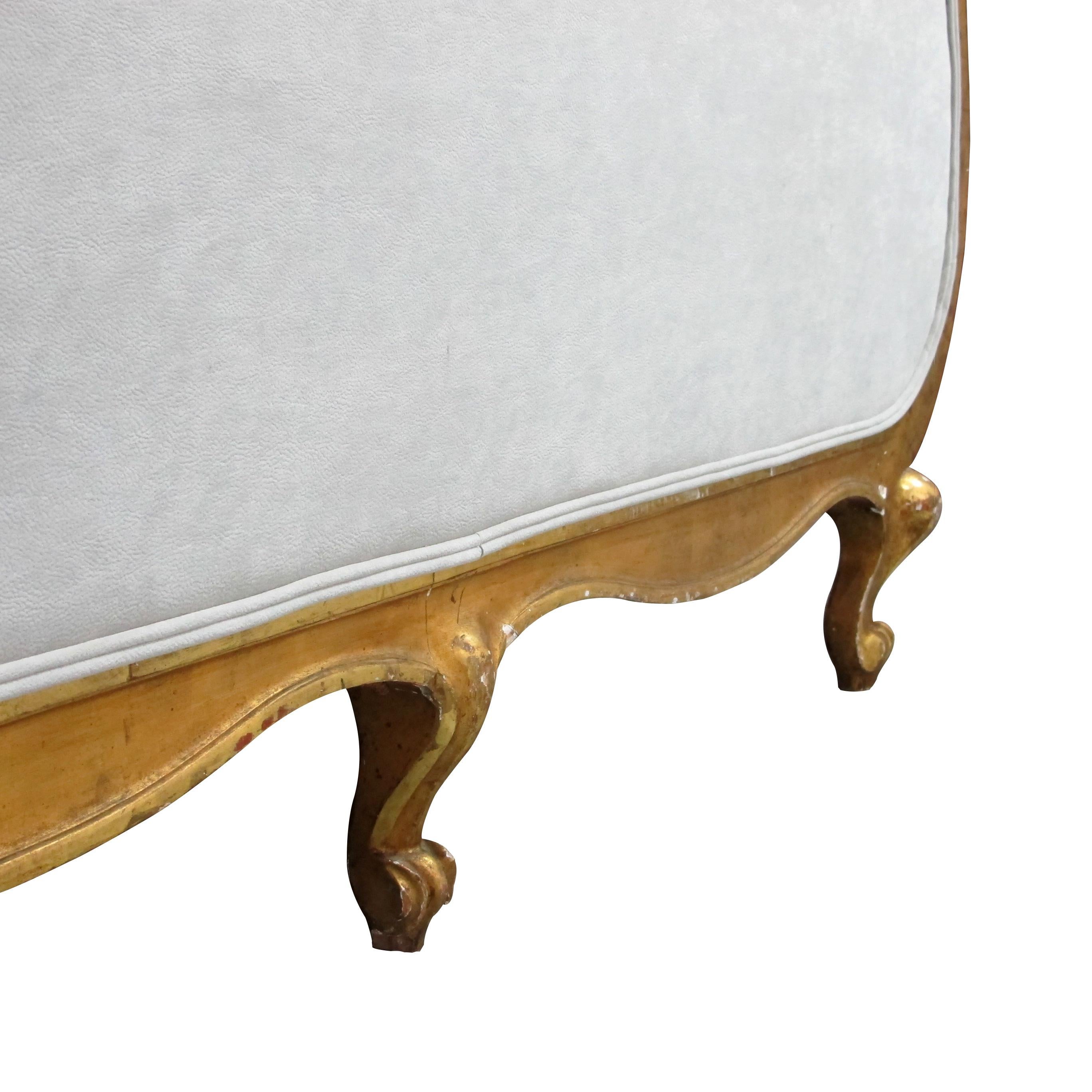 Fin du 19ème siècle, canapé français à grande armature dorée, nouvellement tapissé en vente 8