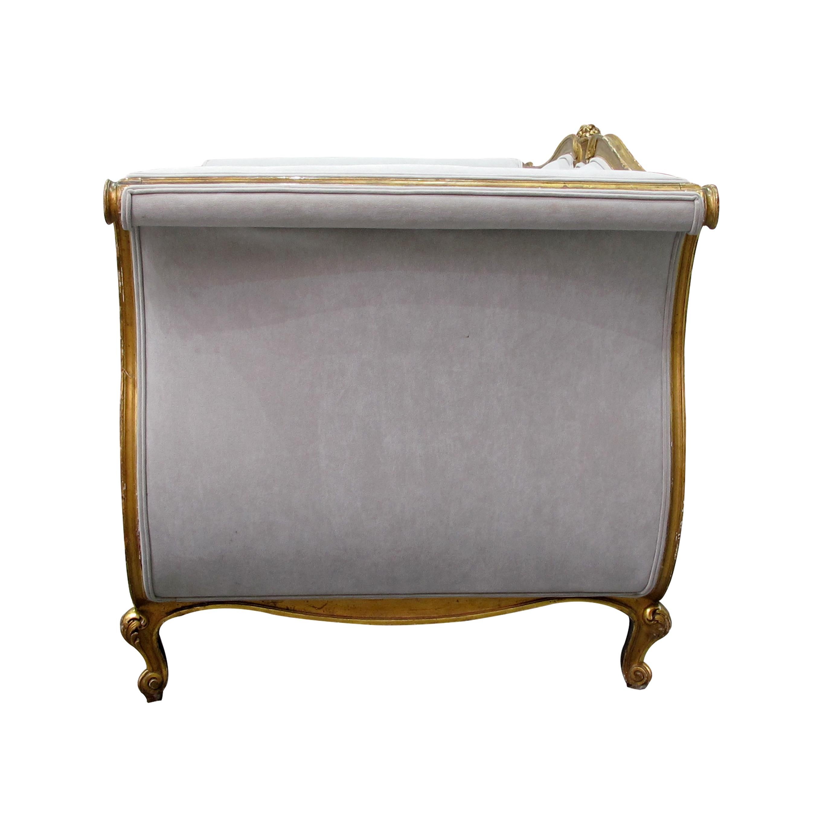 Français Fin du 19ème siècle, canapé français à grande armature dorée, nouvellement tapissé en vente