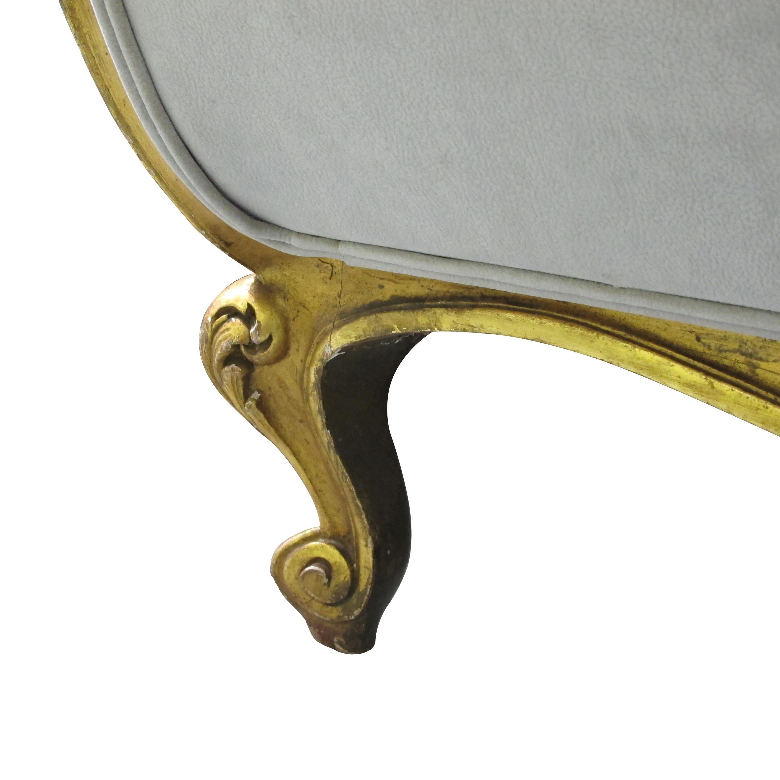 Fin du XIXe siècle Fin du 19ème siècle, canapé français à grande armature dorée, nouvellement tapissé en vente