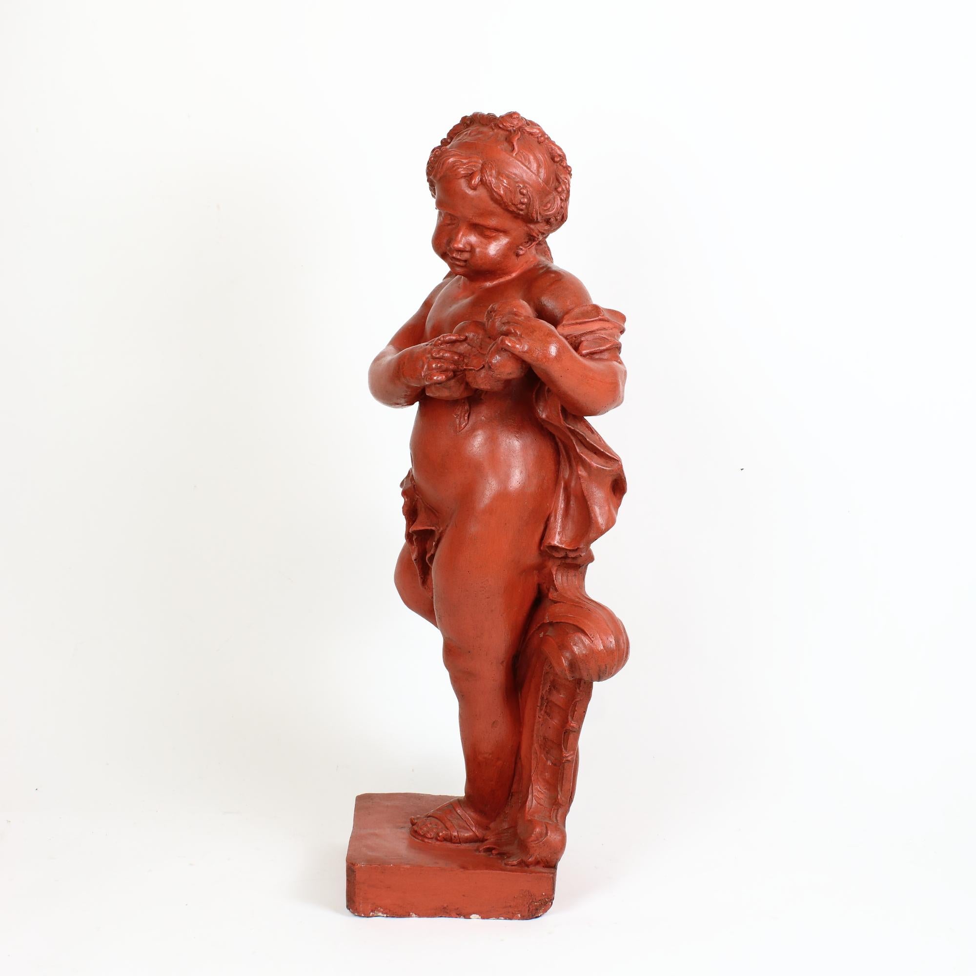 Sculpture Louis XV de la fin du 19e siècle représentant un putto et l'été
Une petite fille debout, chaussée de sandales de style romain antique, sur un socle rectangulaire contre un motif rocaille et un rinceau d'acanthe et se tournant légèrement