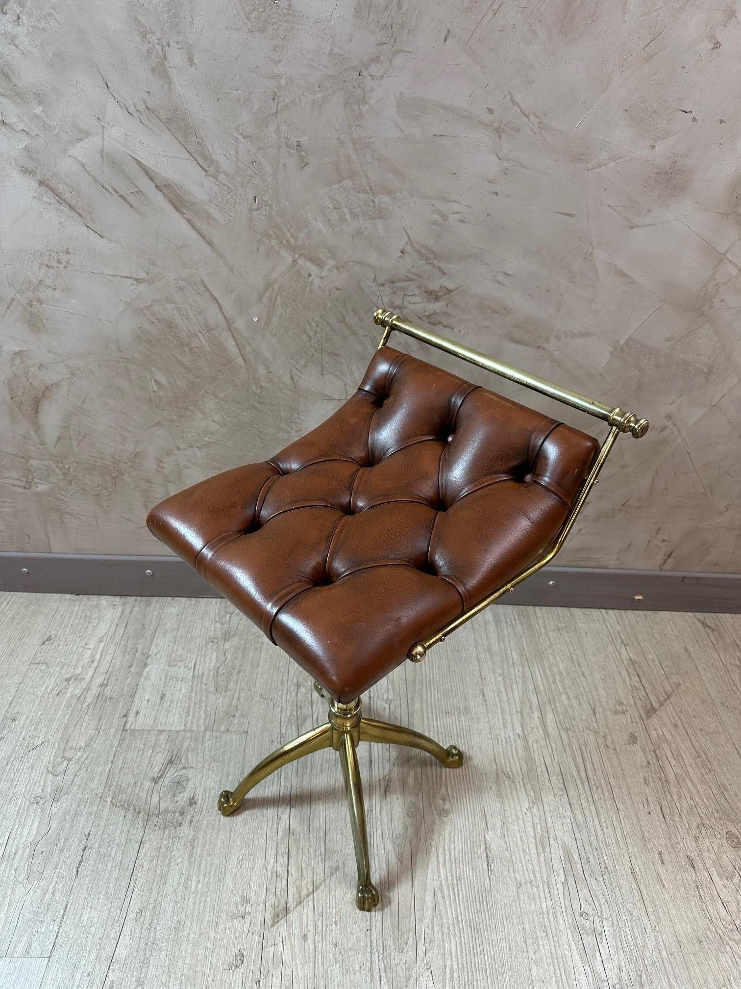 Bellissimo sgabello girevole da arpista in ottone e pelle marrone risalente alla fine del XIX secolo in ottime condizioni. 
Base centrale a quadripode a forma di zampe di leone.
Qualità eccellente.