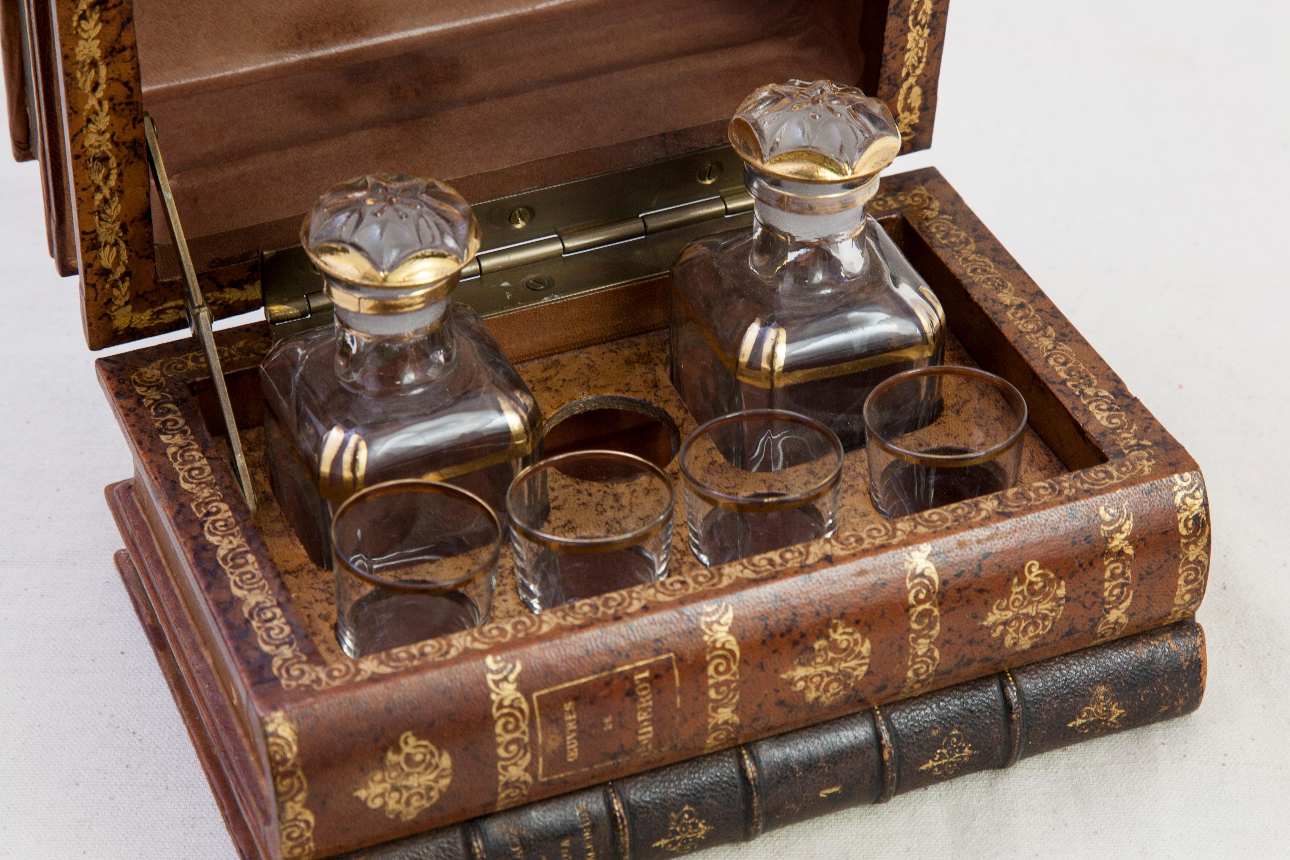 Boîte à livres en cuir français de la fin du XIXe siècle Tantalus avec service à liqueur en cristal Bon état à Fayetteville, AR