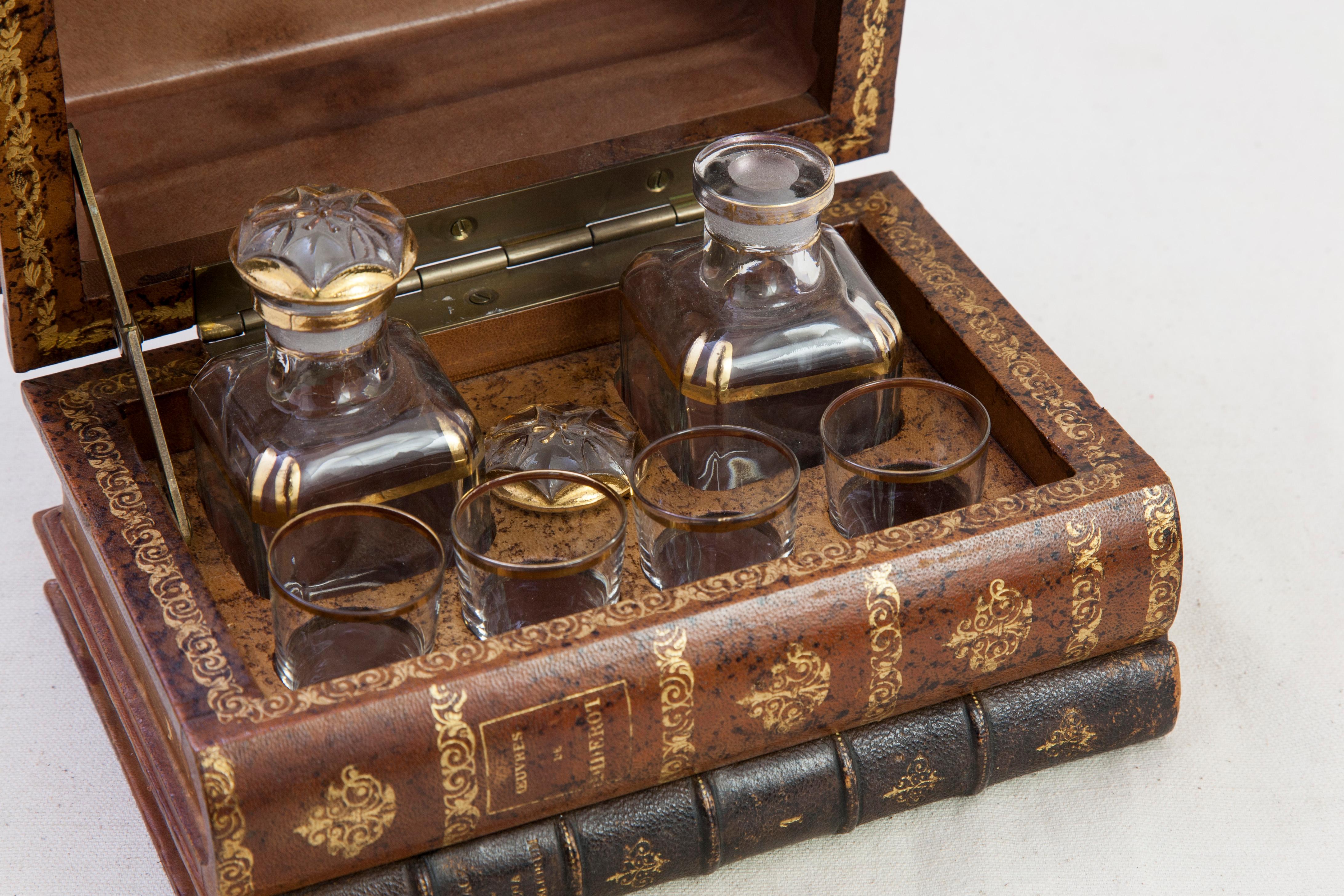 Cristal Boîte à livres en cuir français de la fin du XIXe siècle Tantalus avec service à liqueur en cristal