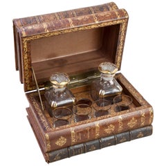 Boîte à livres en cuir français de la fin du XIXe siècle Tantalus avec service à liqueur en cristal