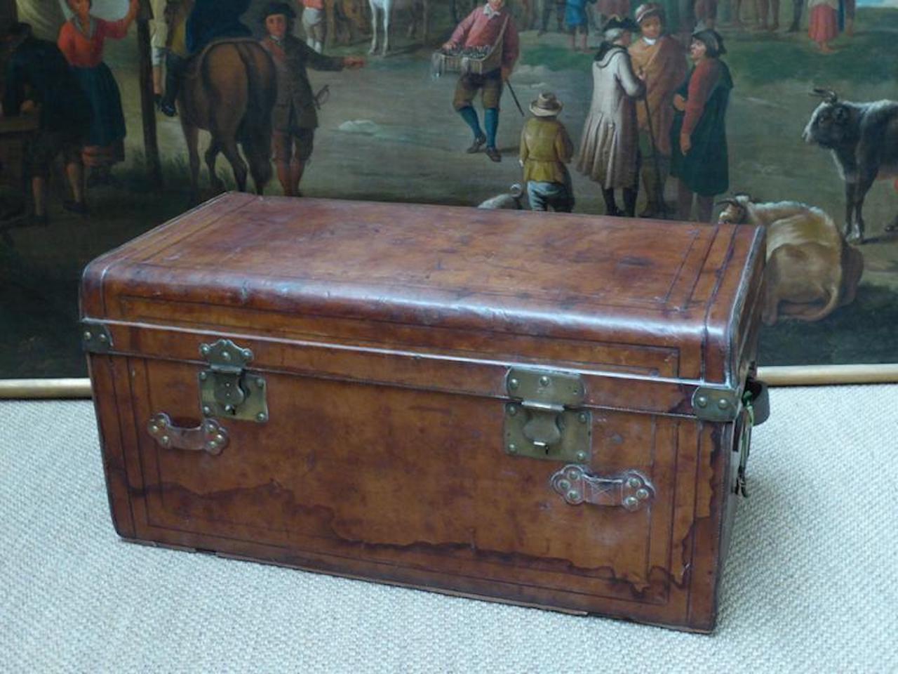 Late 19th Century French Leather Signed Trunk In Good Condition In LEGNY, FR