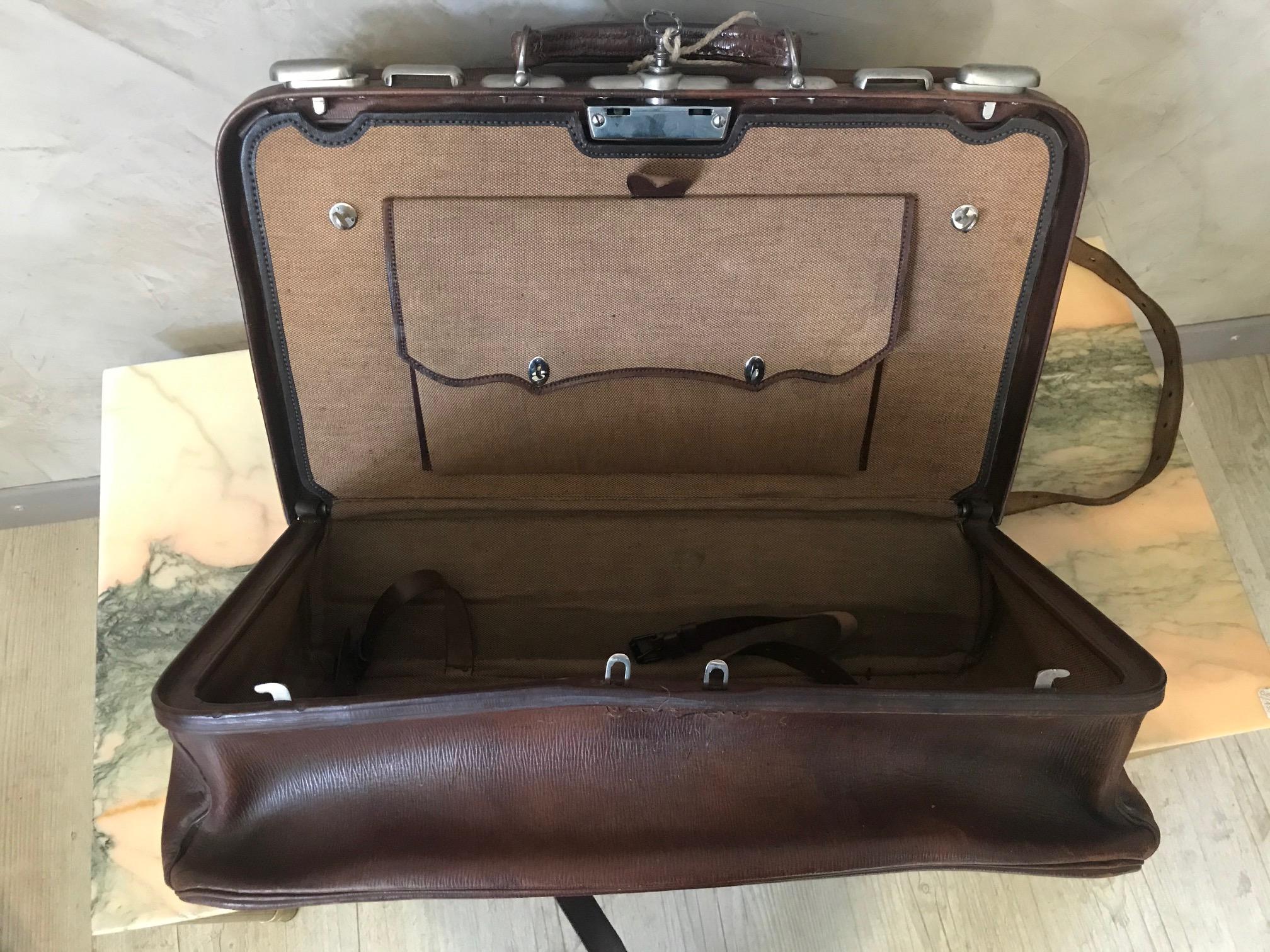 Late 19th Century French Leather Travel Suitcase, 1890s In Good Condition In LEGNY, FR