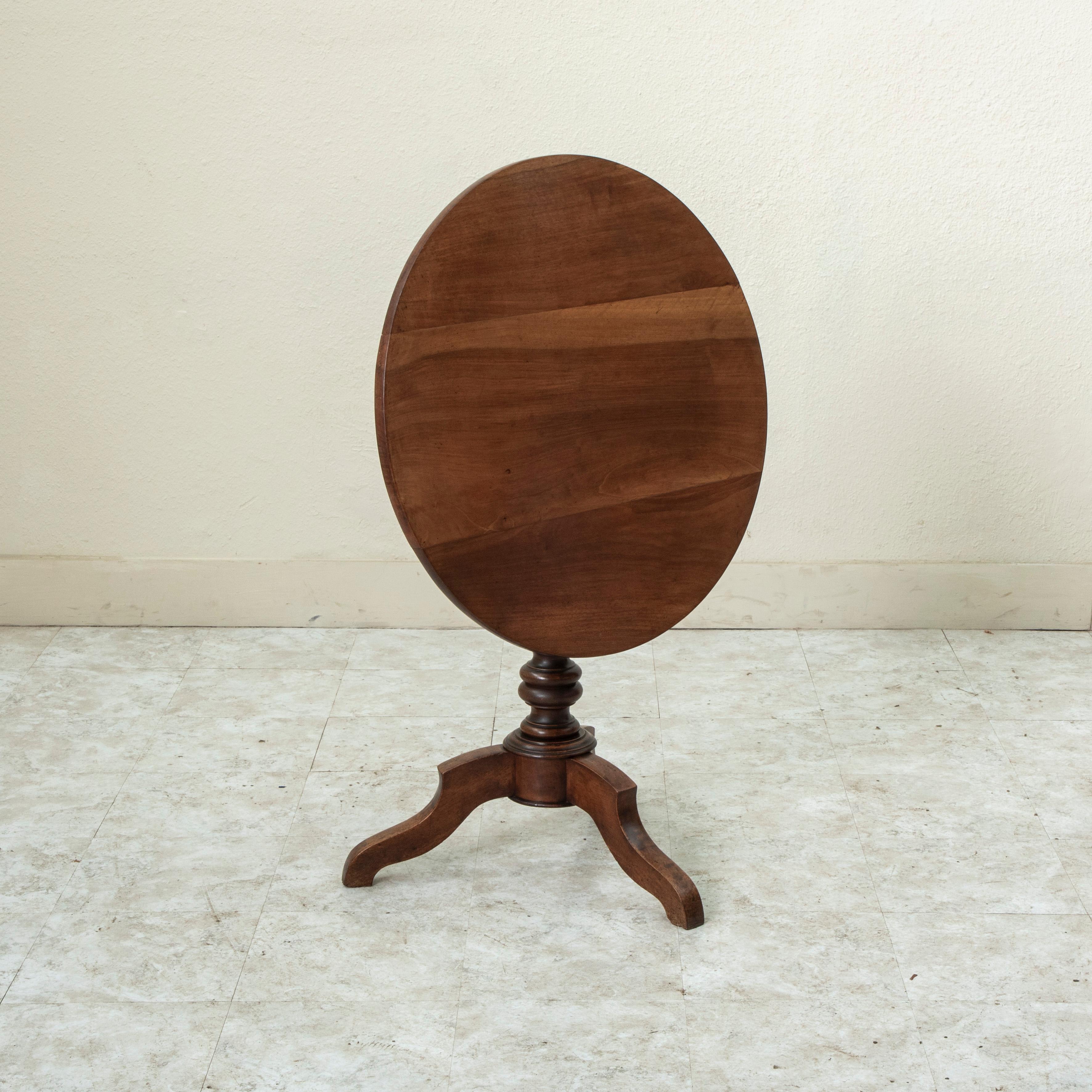 Fin du 19ème siècle Français Style Louis Philippe Table Pedestal en noyer avec plateau basculant en vente 4