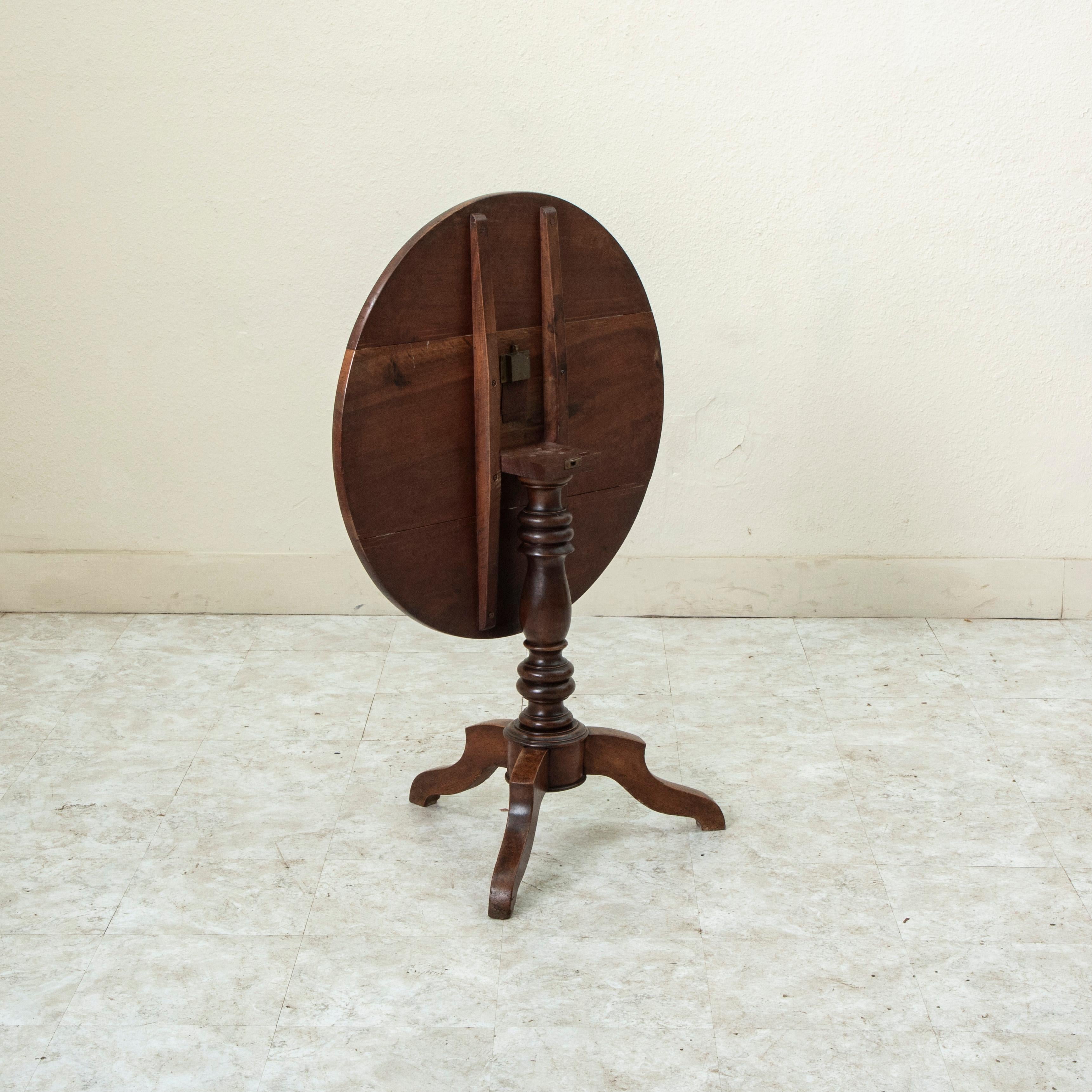 Fin du 19ème siècle Français Style Louis Philippe Table Pedestal en noyer avec plateau basculant en vente 5