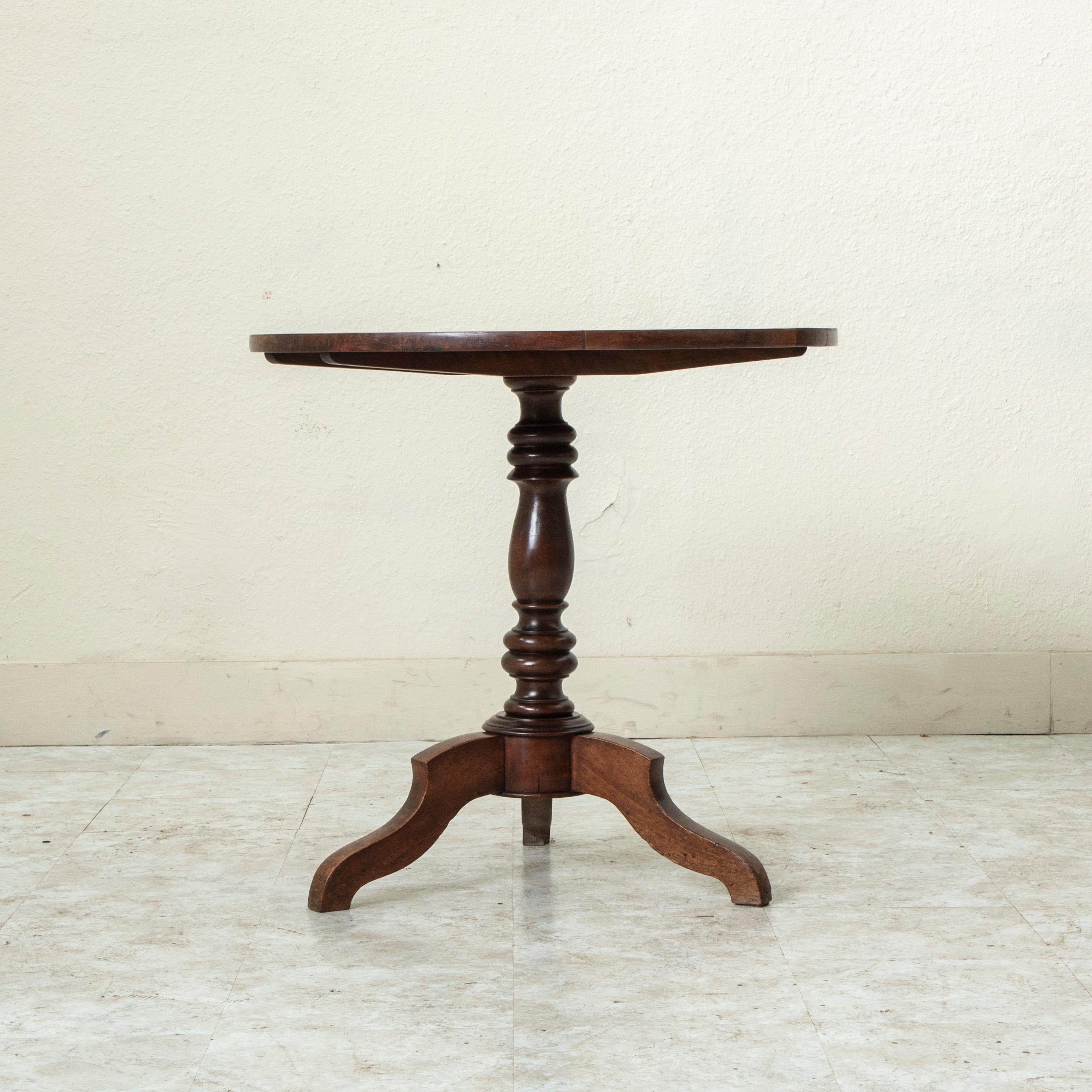 Louis-Philippe Fin du 19ème siècle Français Style Louis Philippe Table Pedestal en noyer avec plateau basculant en vente