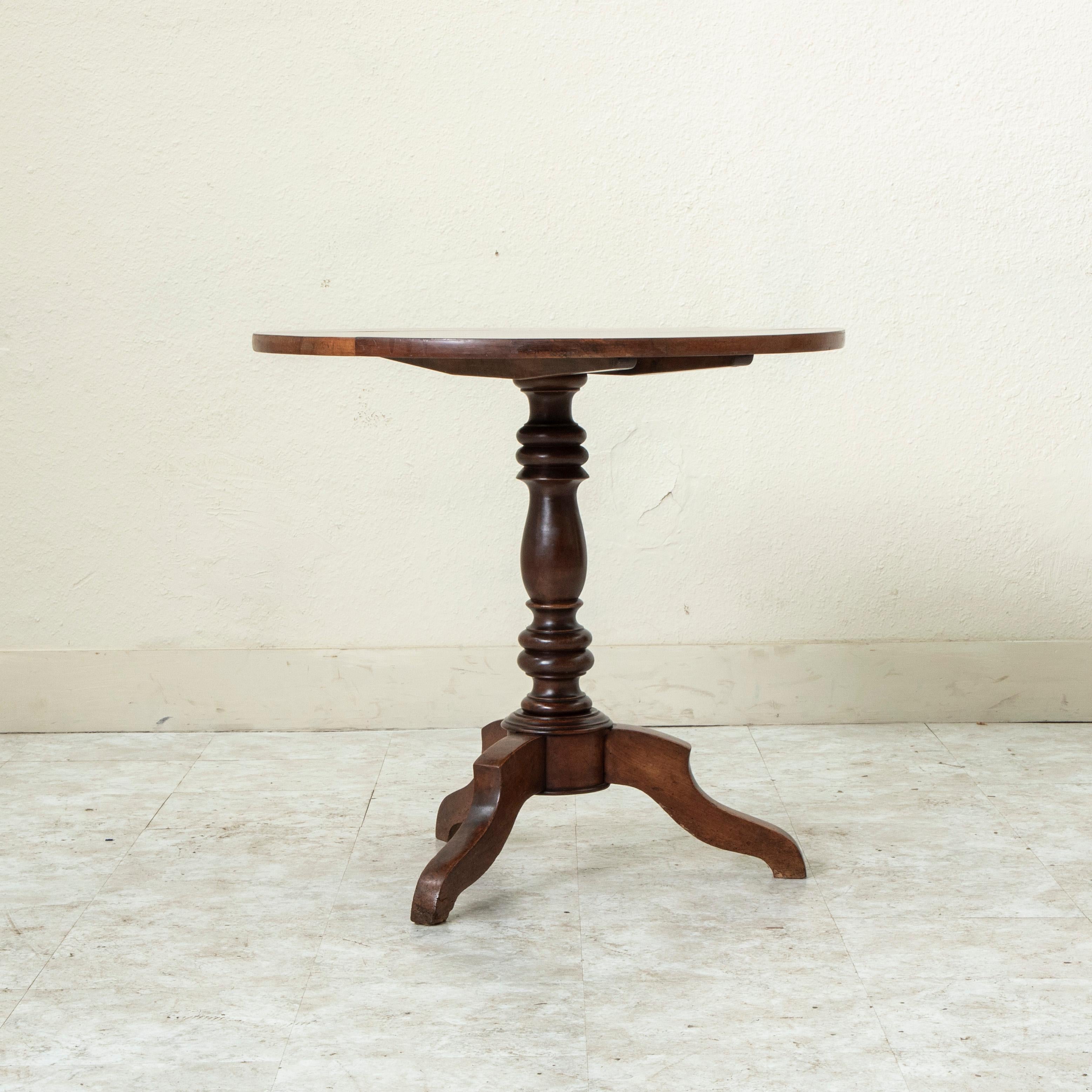 Fin du 19ème siècle Français Style Louis Philippe Table Pedestal en noyer avec plateau basculant Bon état - En vente à Fayetteville, AR