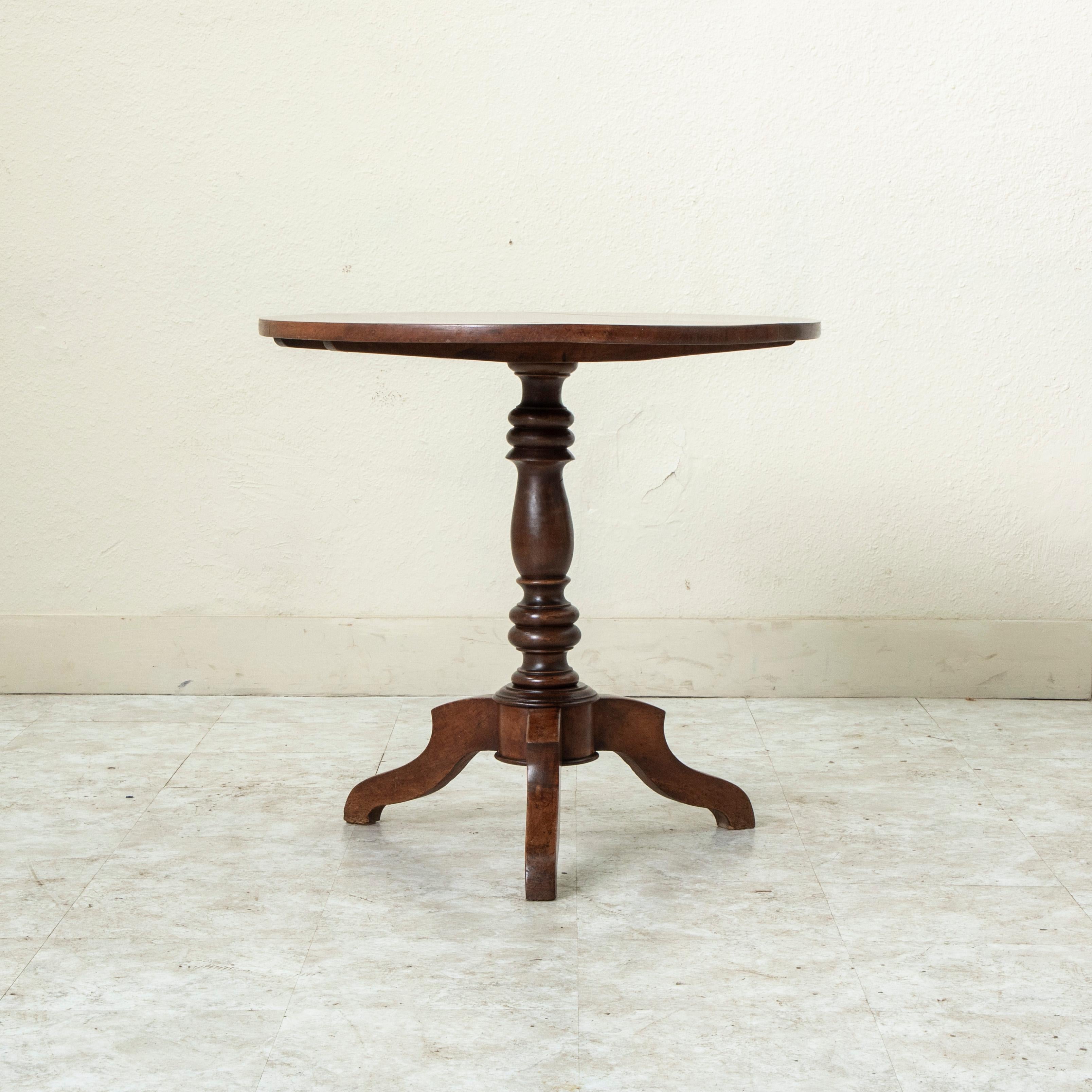 XIXe siècle Fin du 19ème siècle Français Style Louis Philippe Table Pedestal en noyer avec plateau basculant en vente