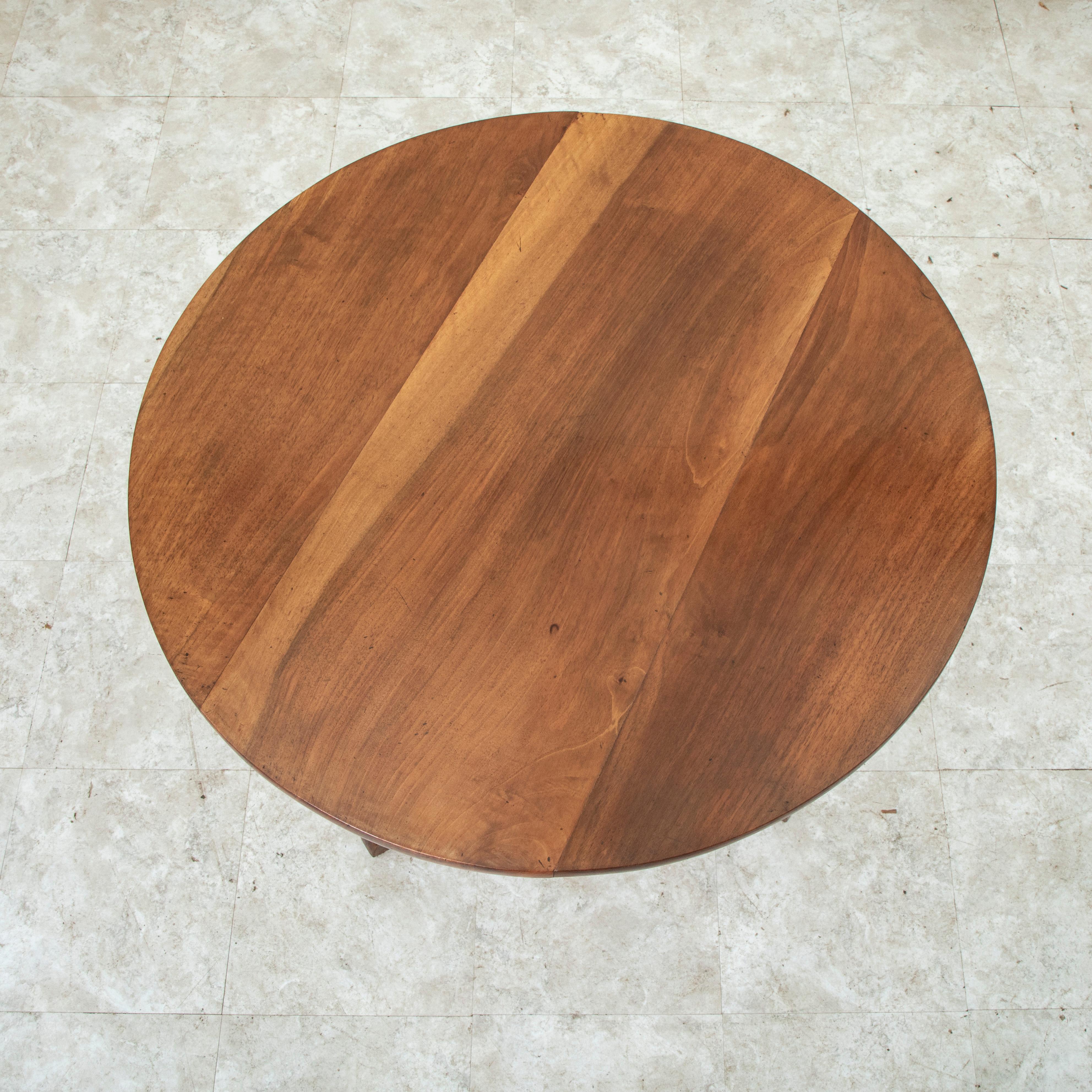 Noyer Fin du 19ème siècle Français Style Louis Philippe Table Pedestal en noyer avec plateau basculant en vente