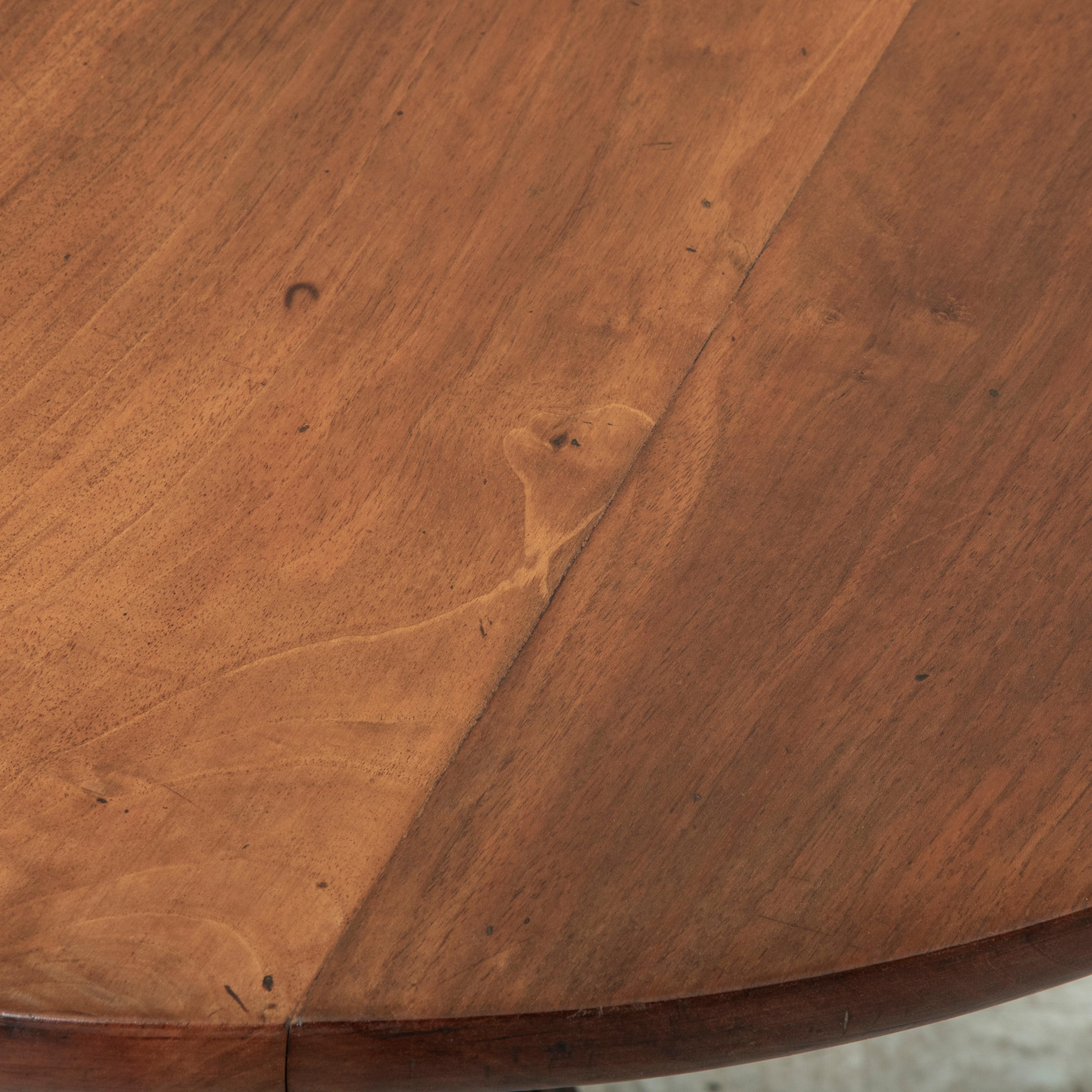 Fin du 19ème siècle Français Style Louis Philippe Table Pedestal en noyer avec plateau basculant en vente 1