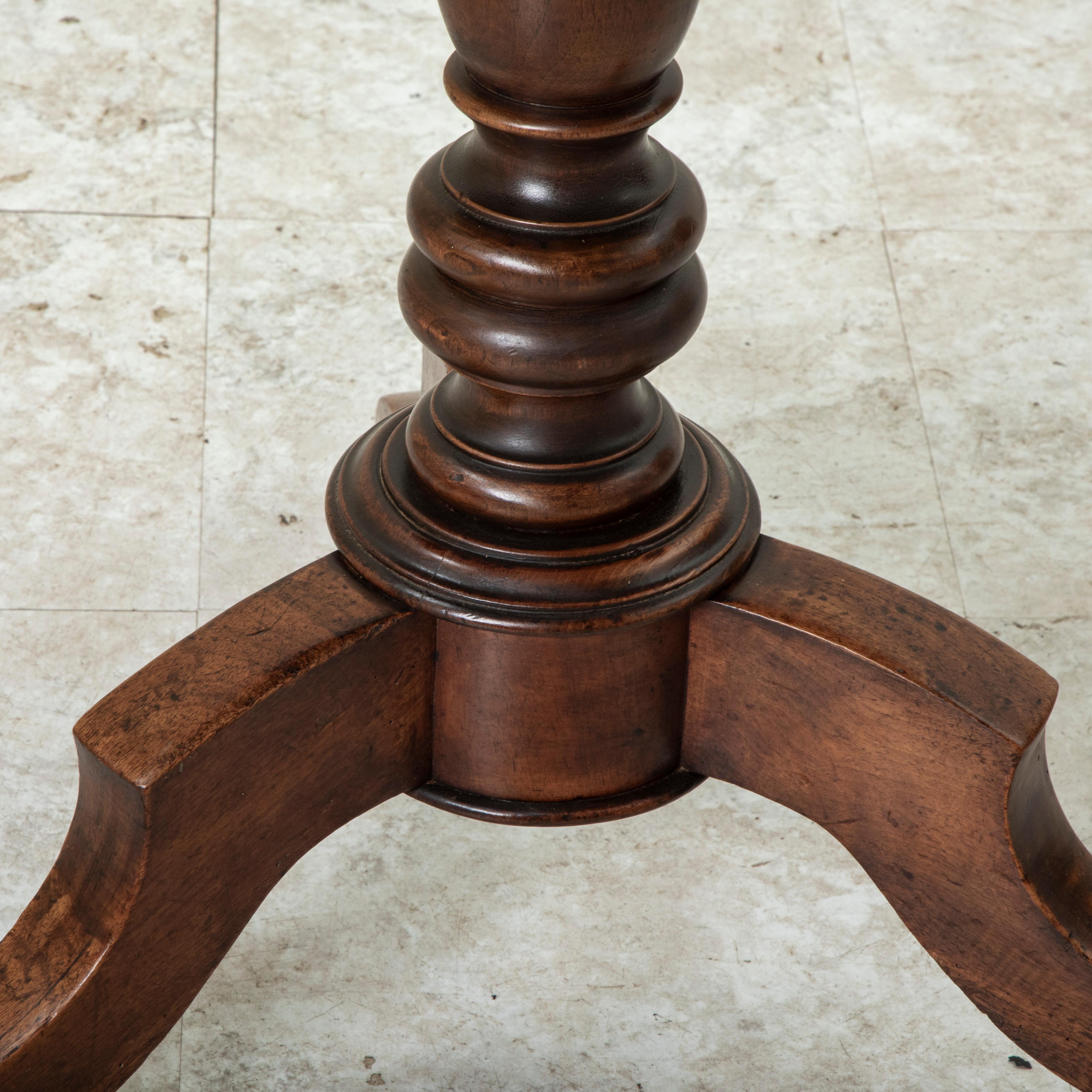 Fin du 19ème siècle Français Style Louis Philippe Table Pedestal en noyer avec plateau basculant en vente 2