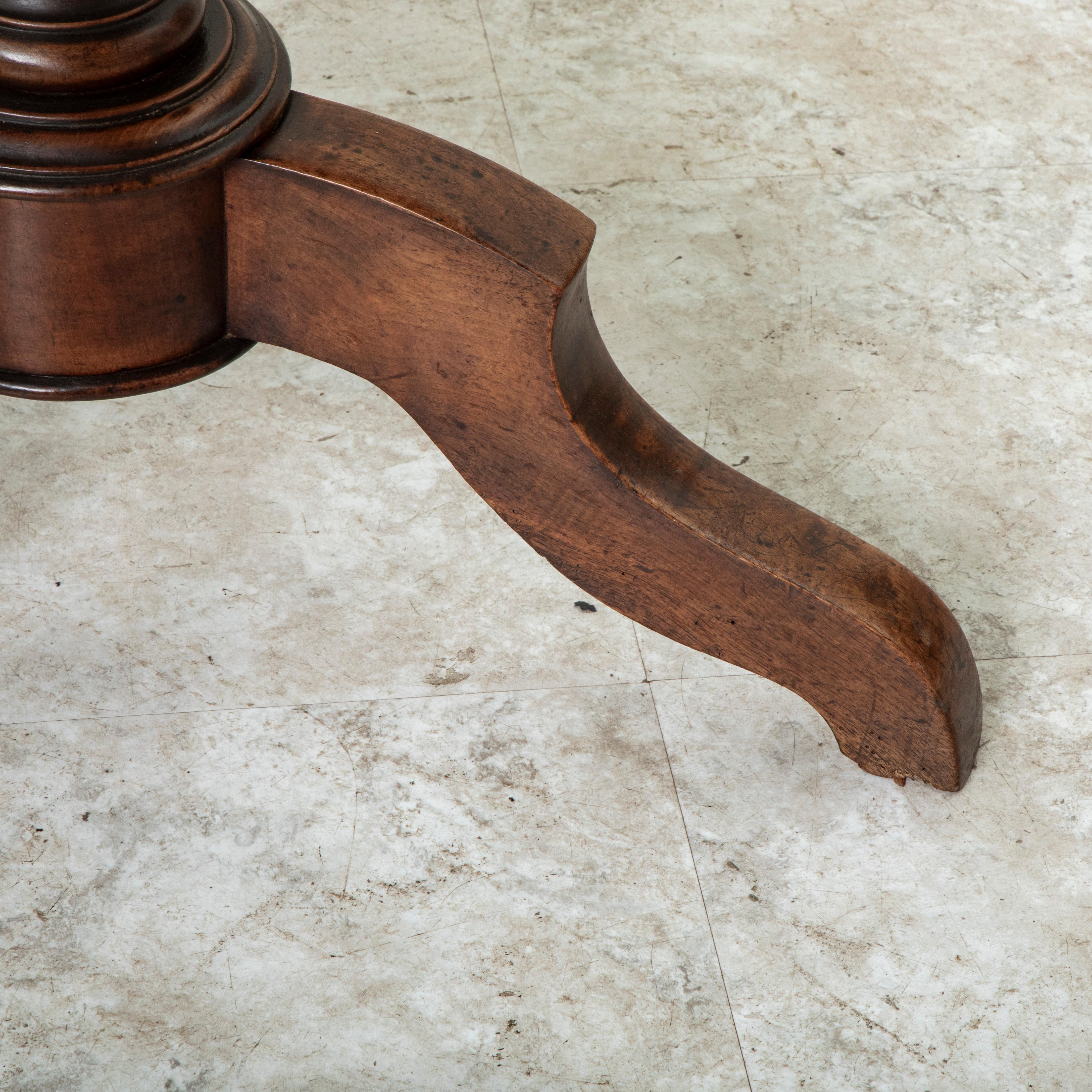 Fin du 19ème siècle Français Style Louis Philippe Table Pedestal en noyer avec plateau basculant en vente 3