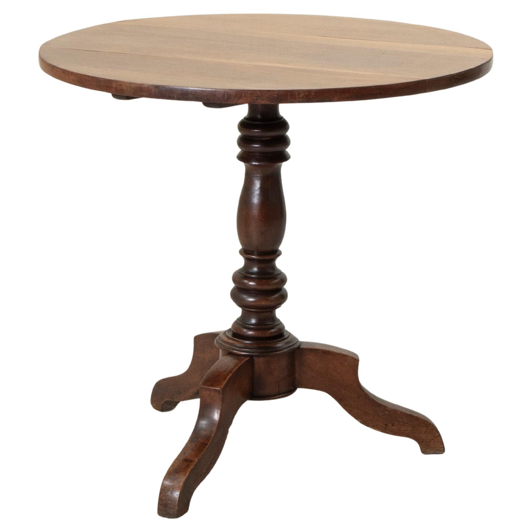 Fin du 19ème siècle Français Style Louis Philippe Table Pedestal en noyer avec plateau basculant