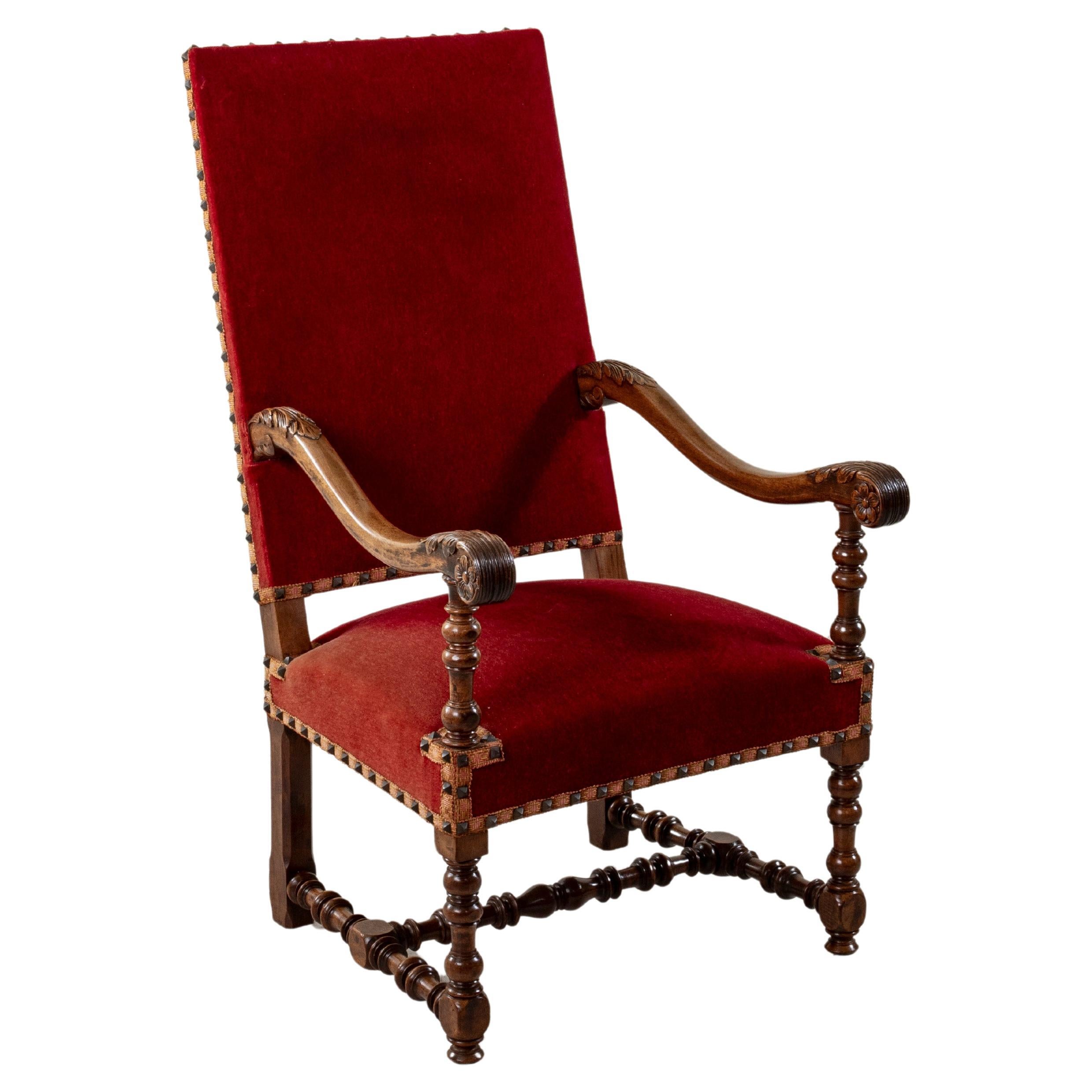 Fauteuil en noyer sculpté à la main de style Louis XIV de la fin du 19e siècle