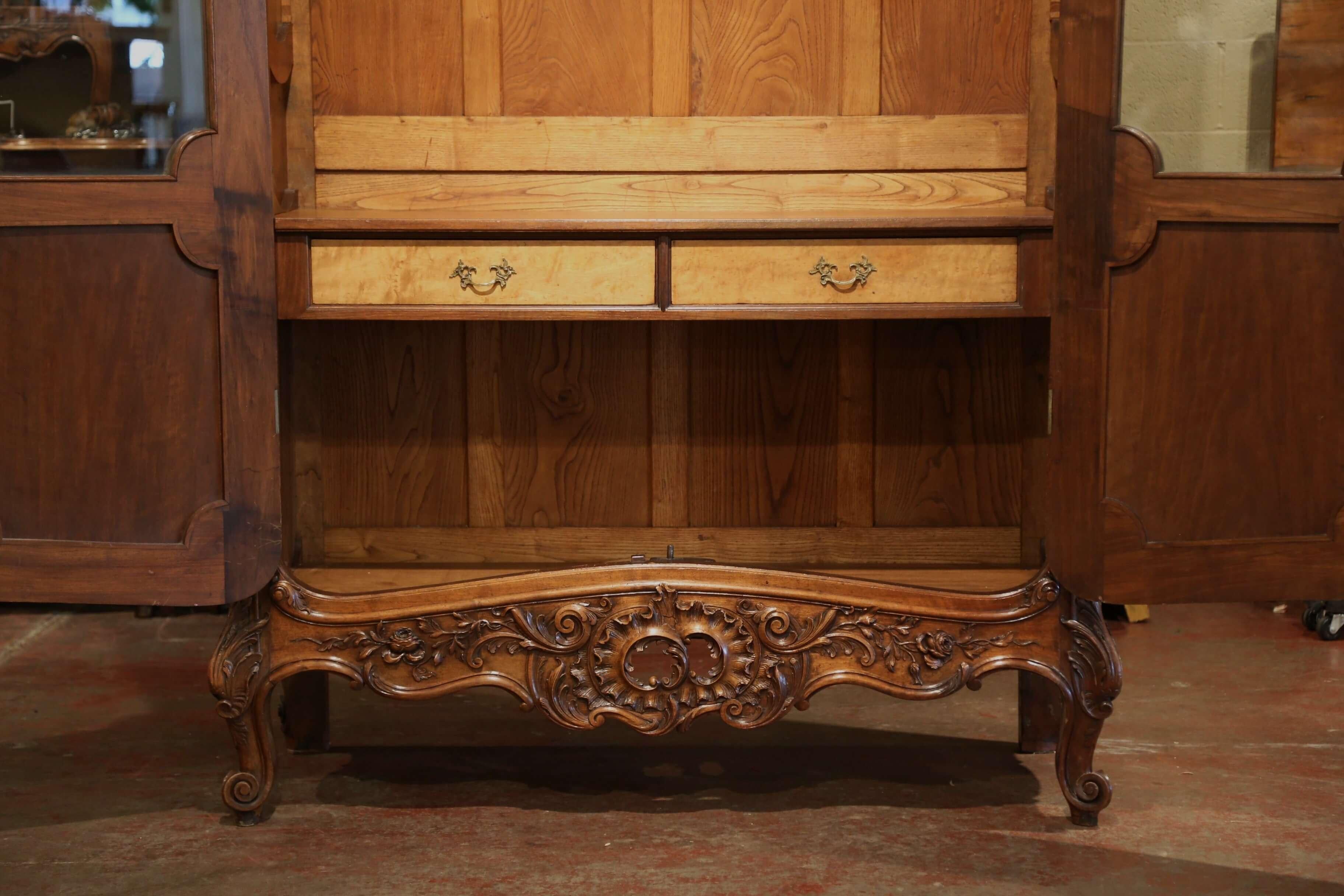 Late 19th Century French Louis XV Carved Walnut Armoire Bookcase from Provence 5