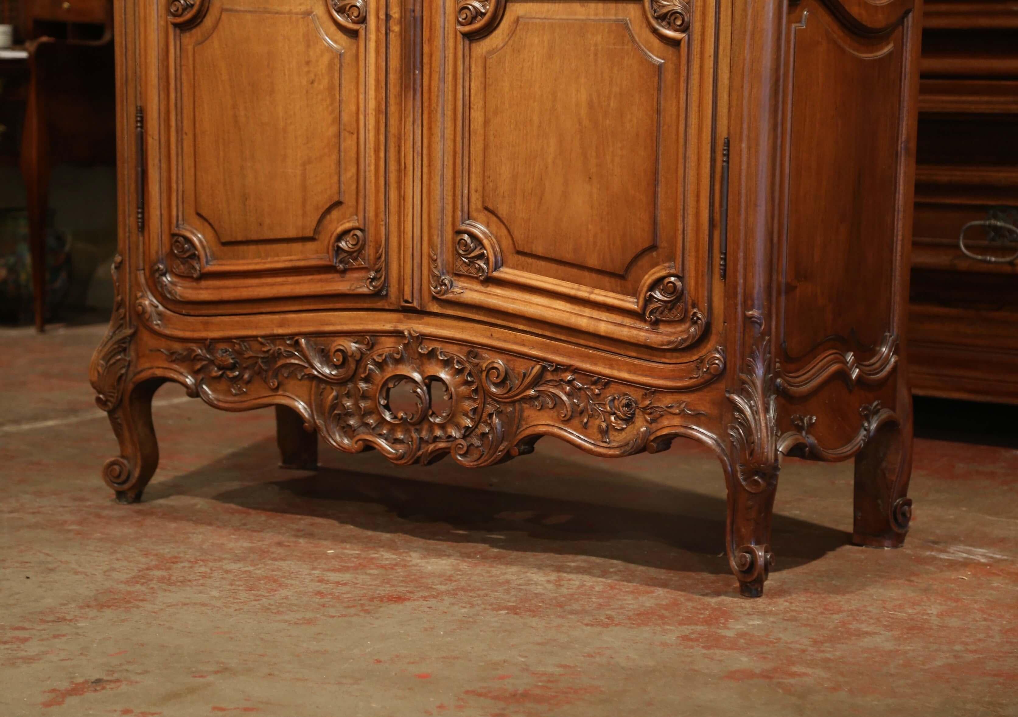 Glass Late 19th Century French Louis XV Carved Walnut Armoire Bookcase from Provence