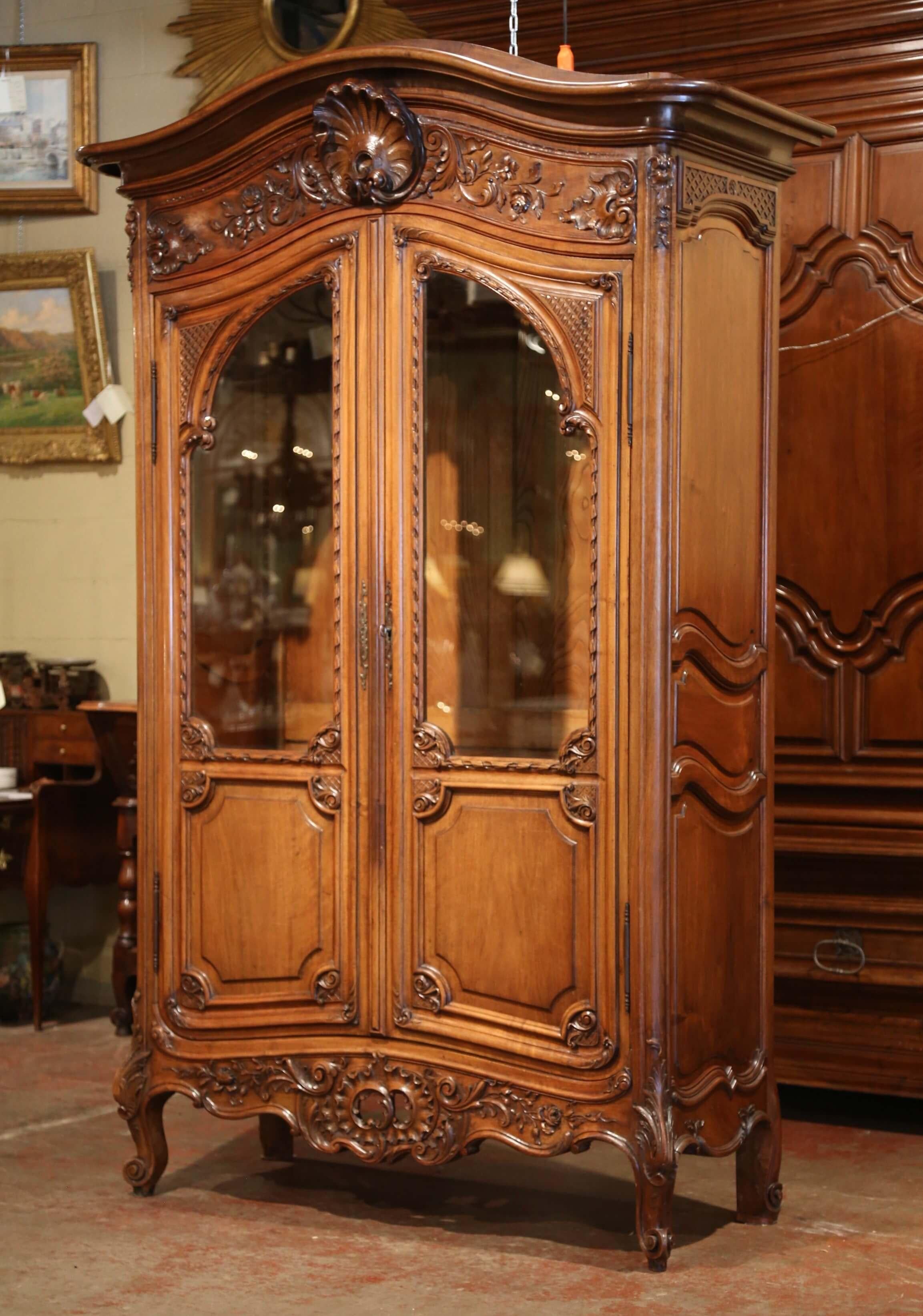 Late 19th Century French Louis XV Carved Walnut Armoire Bookcase from Provence 1