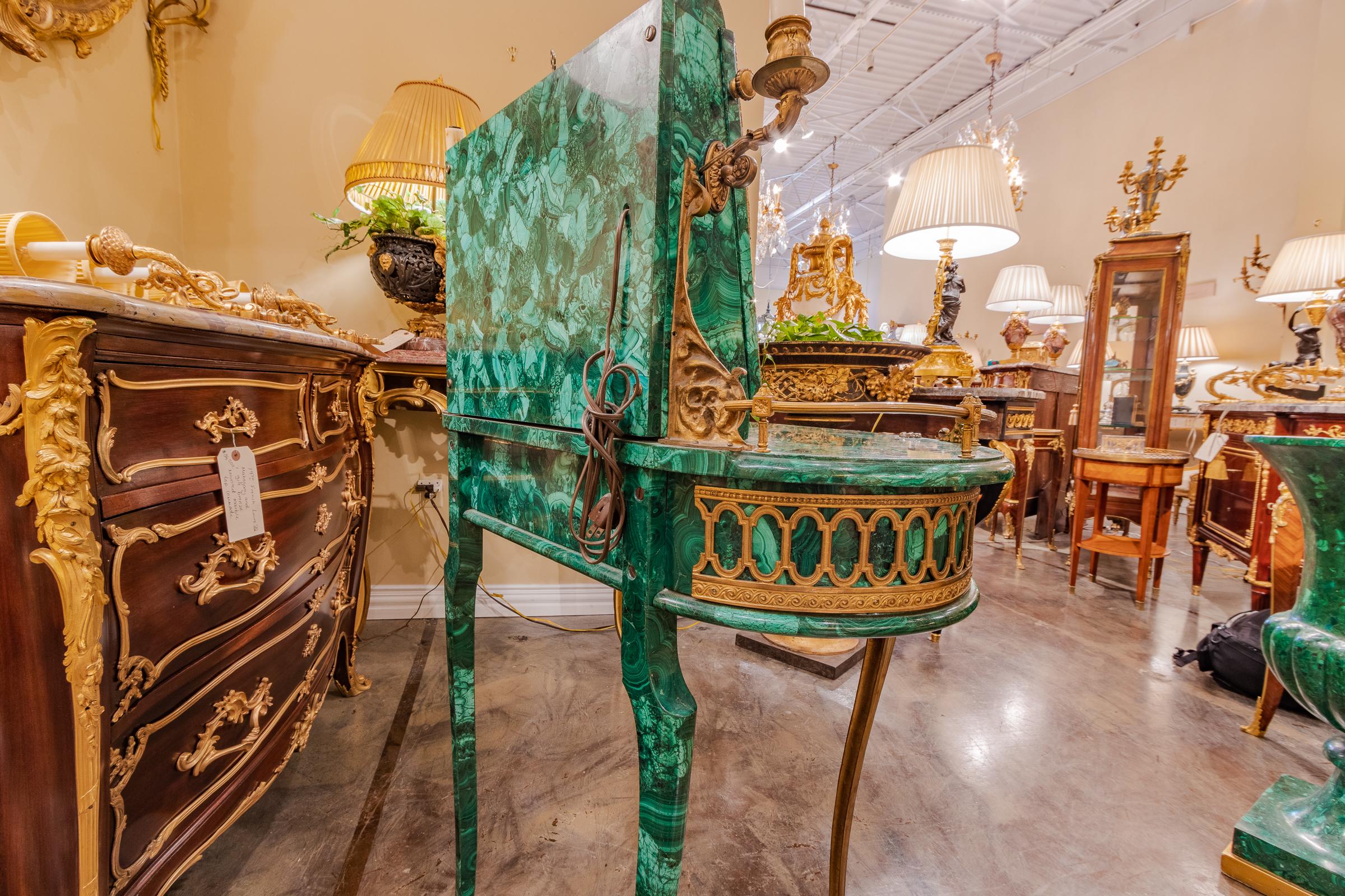 Ende des 19. Jahrhunderts Französisch Louis XV seltene Malachit vergoldete Bronze Schminktisch, der in einen Schreibtisch umgewandelt werden kann.