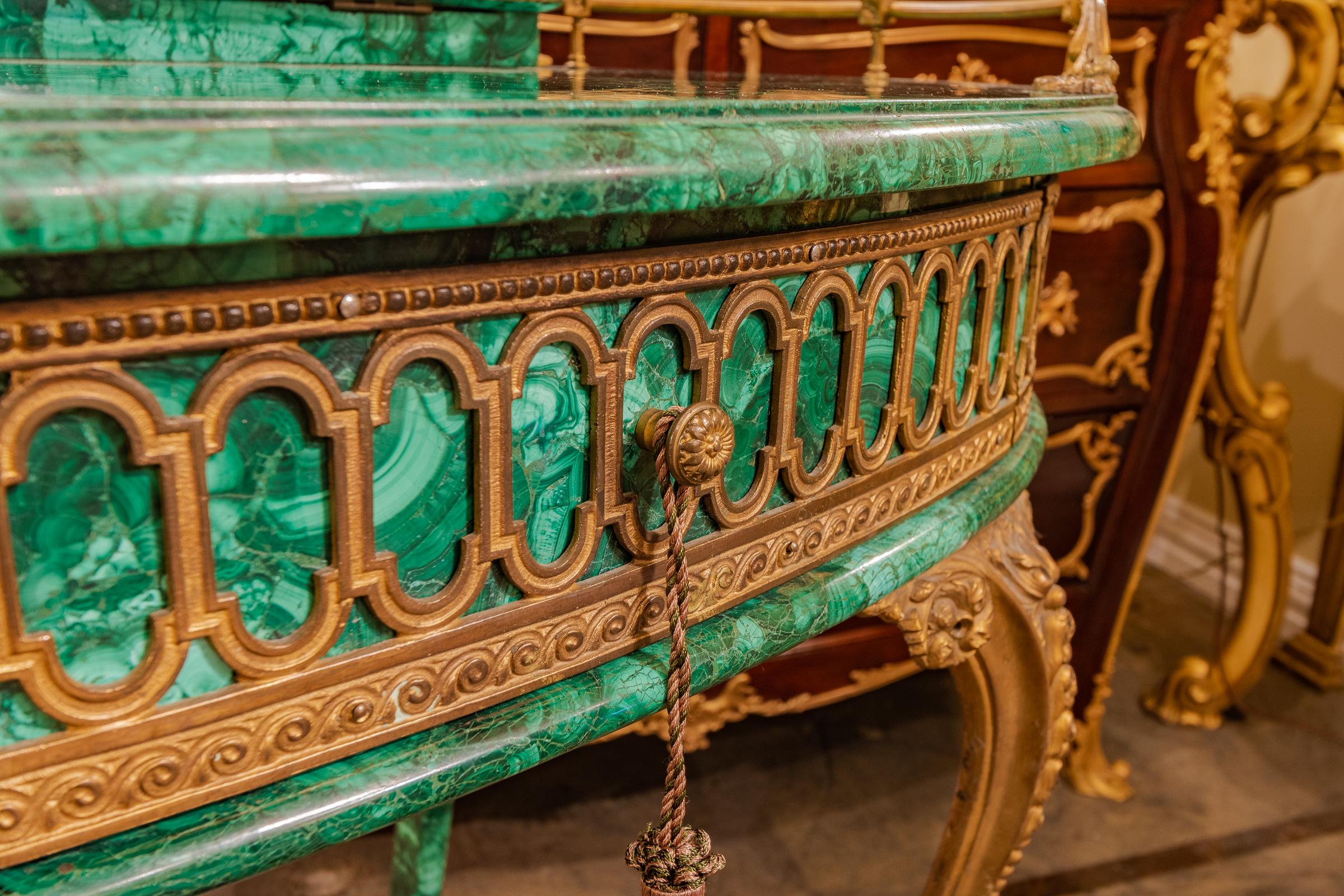 Français Table de bureau/table àssing française Louis XV de la fin du XIXe siècle en bronze doré et malachite en vente