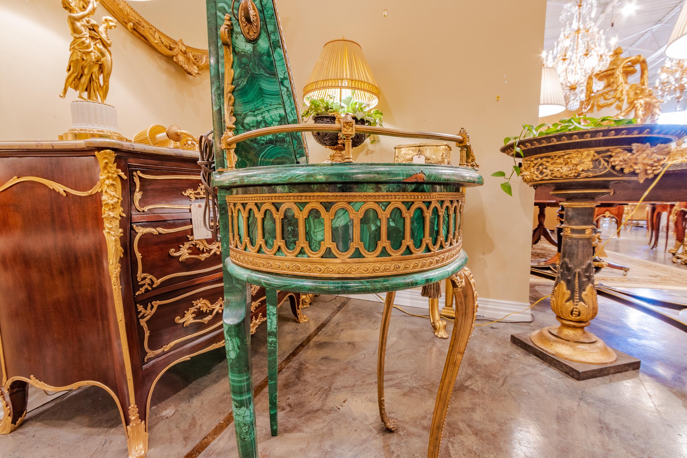 Table de bureau/table àssing française Louis XV de la fin du XIXe siècle en bronze doré et malachite en vente 1