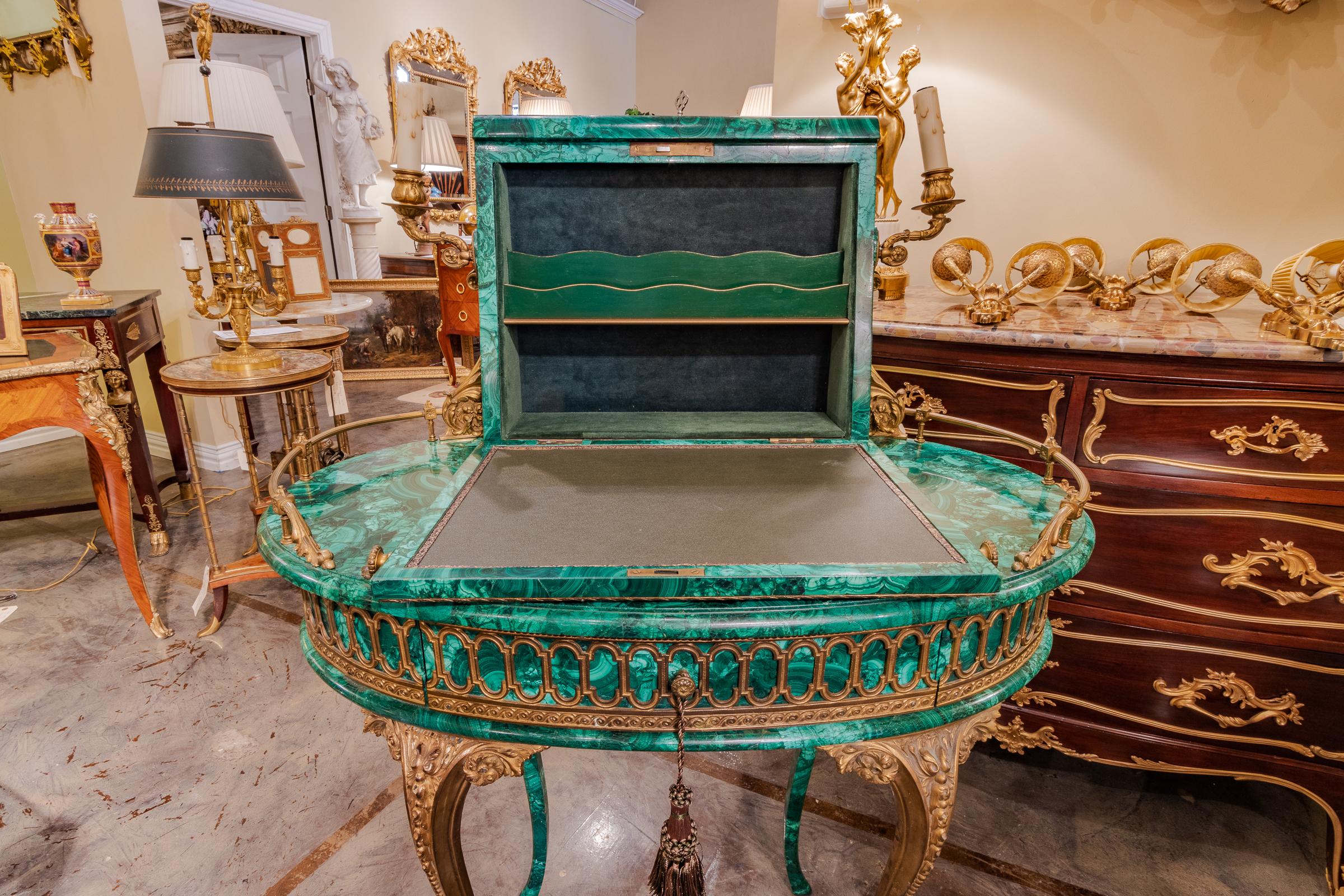 Französischer Louis XV-Schreibtisch/Schreibtisch aus vergoldeter Bronze mit Malachit aus dem späten 19. Jahrhundert im Angebot 5