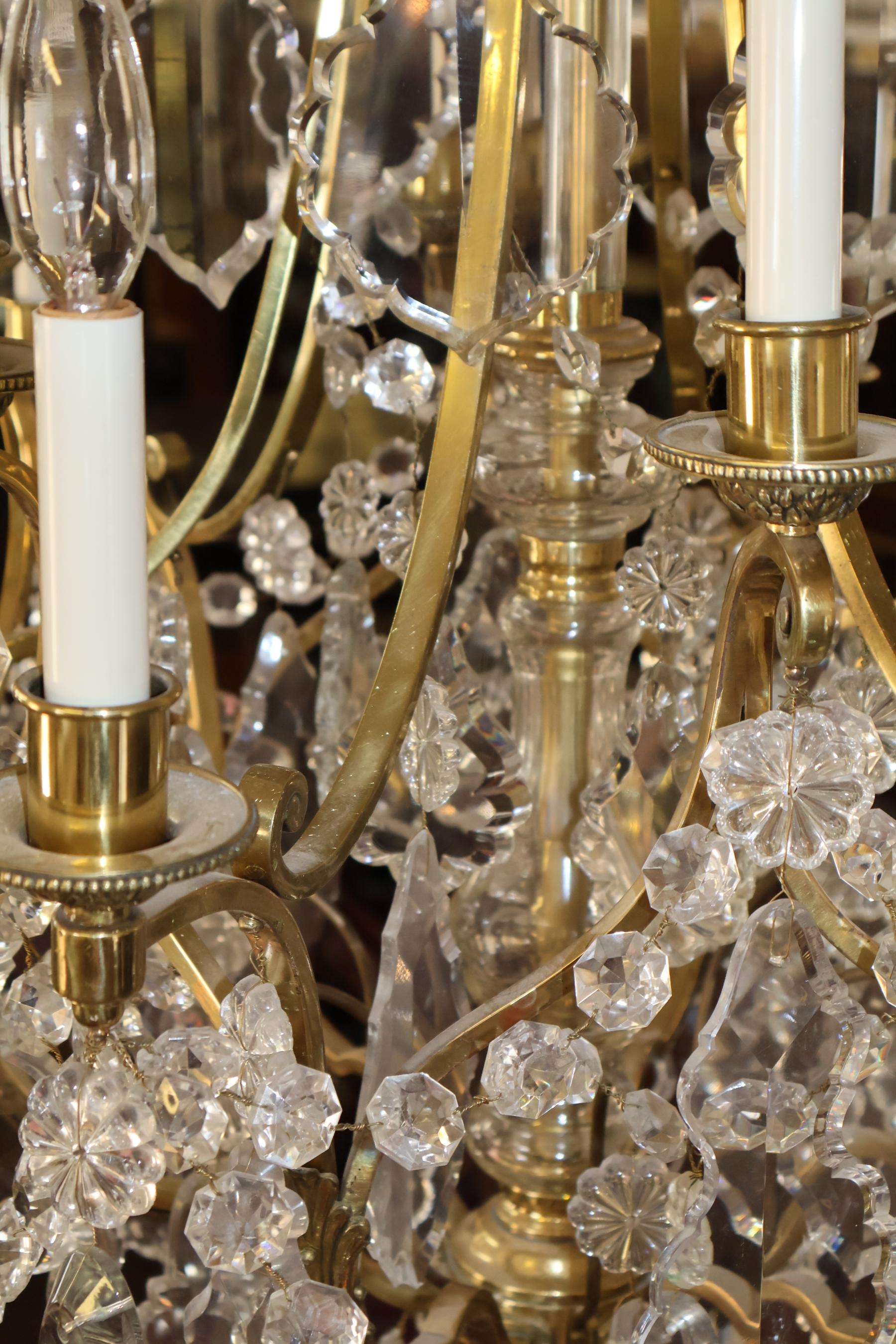 Lustre cage à 12 lumières en laiton et cristal de style Louis XV de la fin du XIXe siècle en vente 5
